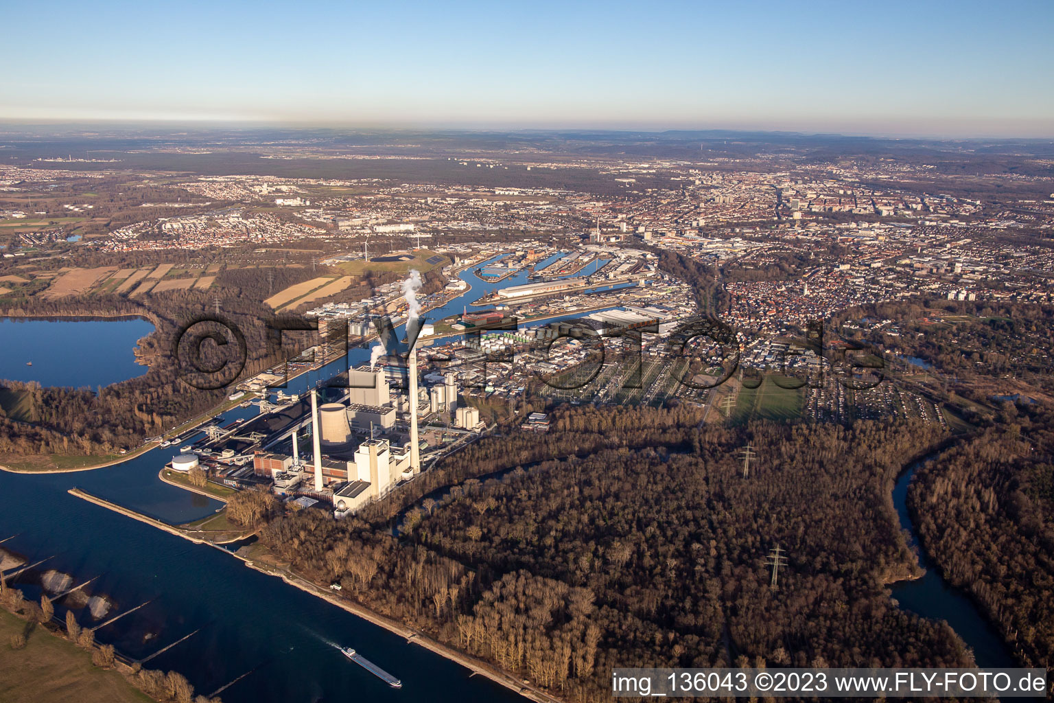 EnBW Rheinkraftwerk von Südwesten im Ortsteil Daxlanden in Karlsruhe im Bundesland Baden-Württemberg, Deutschland
