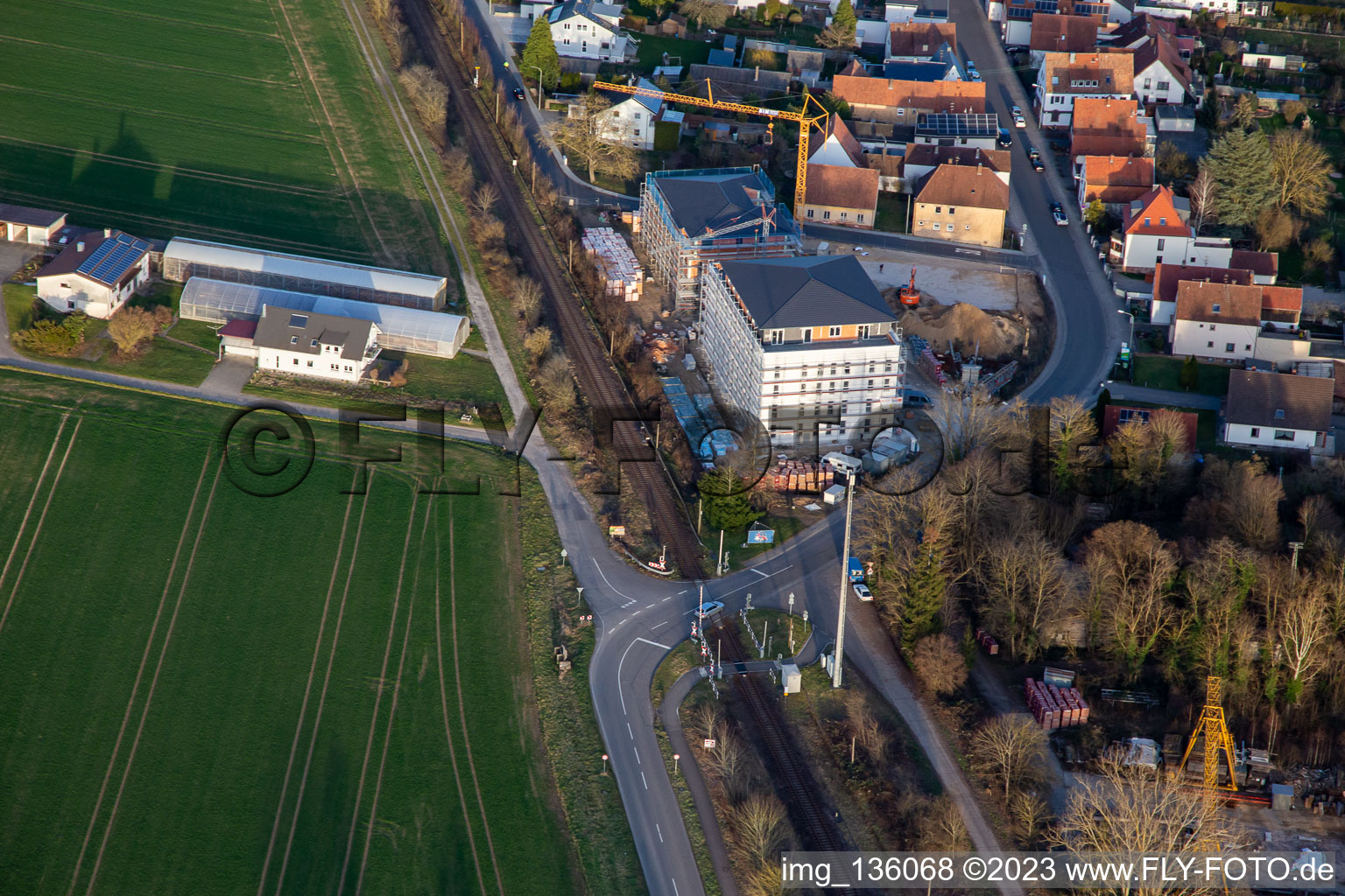 Luftaufnahme von Neubau altersgerechter Wohnung am Bahnübergang im Ortsteil Schaidt in Wörth am Rhein im Bundesland Rheinland-Pfalz, Deutschland