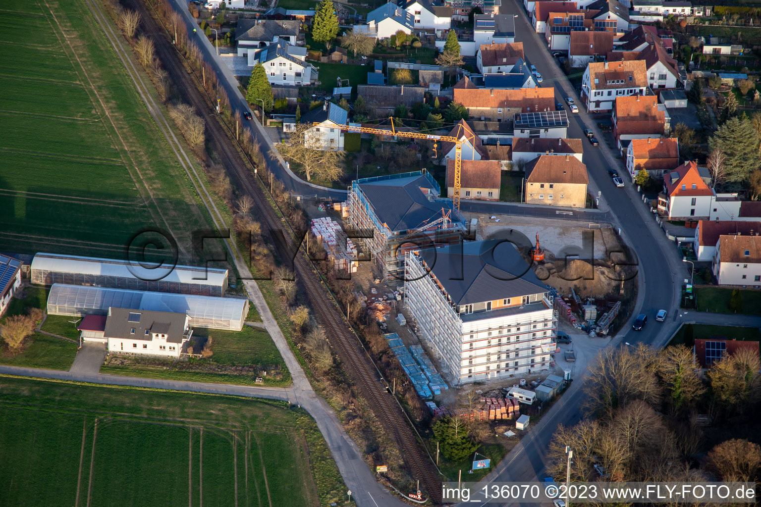 Schrägluftbild von Neubau altersgerechter Wohnung am Bahnübergang im Ortsteil Schaidt in Wörth am Rhein im Bundesland Rheinland-Pfalz, Deutschland