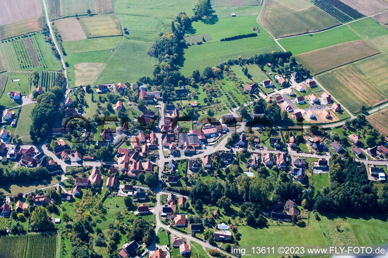 Oberhoffen-lès-Wissembourg im Bundesland Bas-Rhin, Frankreich von oben gesehen
