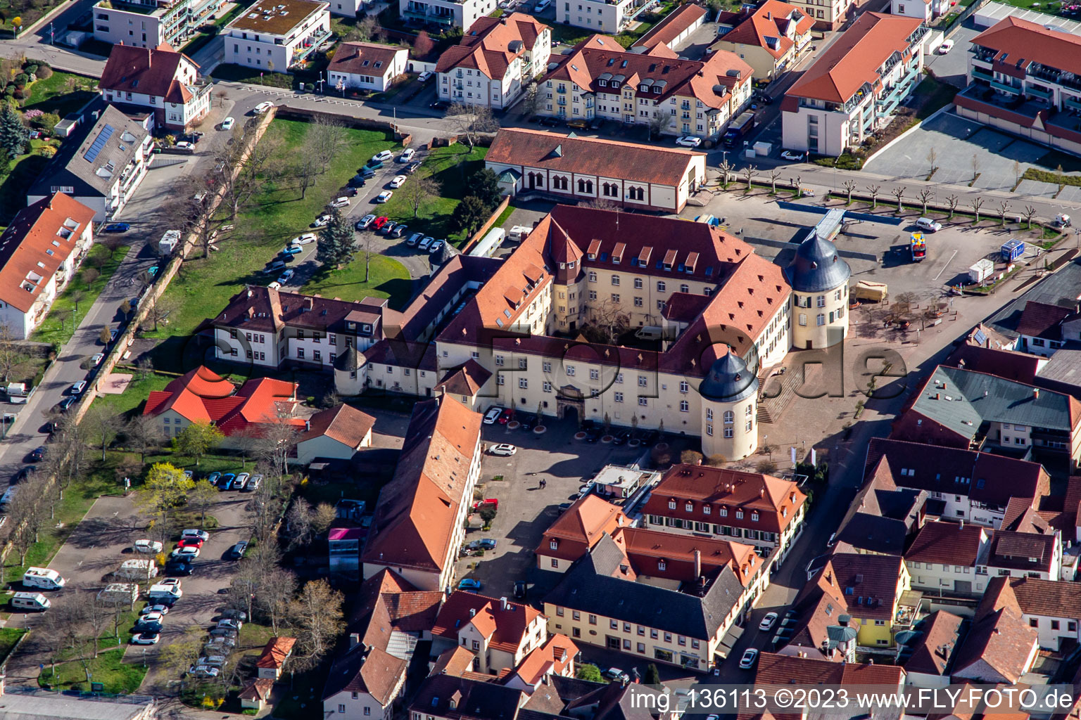 Schrägluftbild von Schloss Bad Bergzabern im Bundesland Rheinland-Pfalz, Deutschland