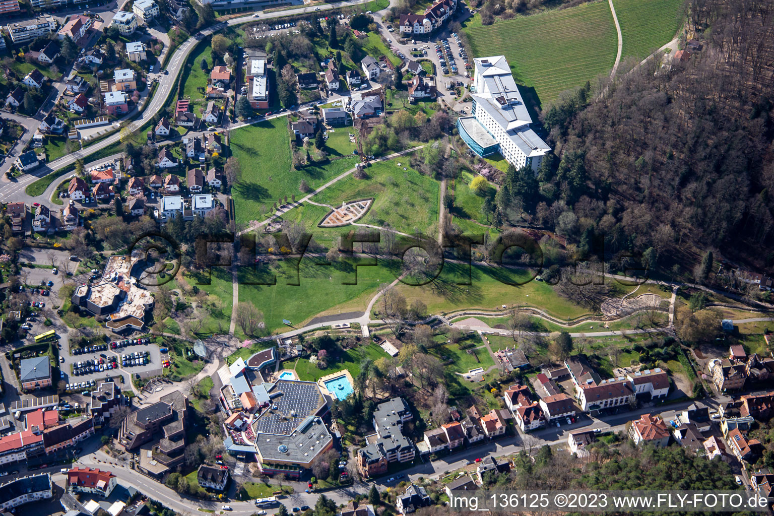 Luftaufnahme von Kräutergarten, Kurpark Bad Bergzabern unterhalb der  Edith-Stein-Fachklinik Klinik für Neurologie im Bundesland Rheinland-Pfalz, Deutschland