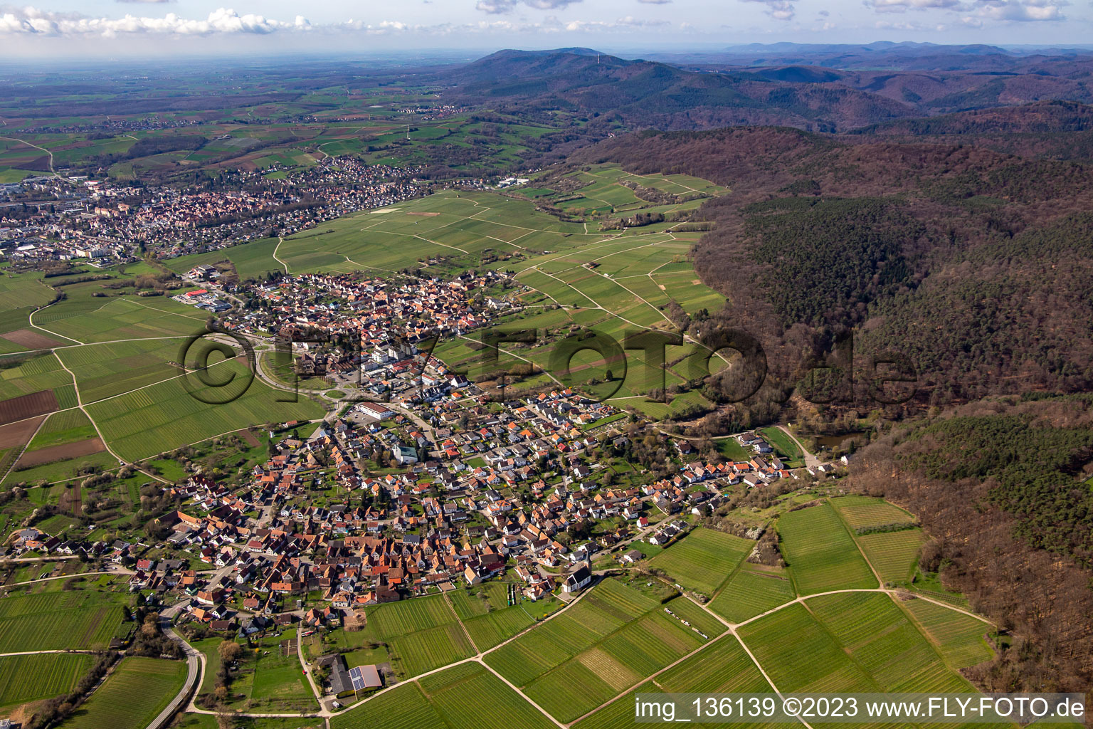 Luftbild von Von Nordosten im Ortsteil Rechtenbach in Schweigen-Rechtenbach im Bundesland Rheinland-Pfalz, Deutschland