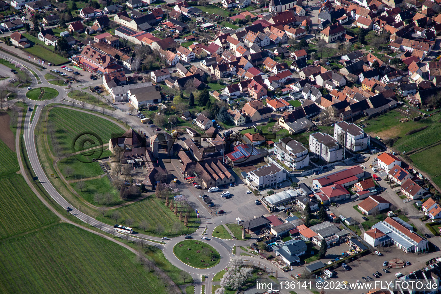 Neue Mehrfamilienhäuser an der Sylvanerstr im Ortsteil Schweigen in Schweigen-Rechtenbach im Bundesland Rheinland-Pfalz, Deutschland