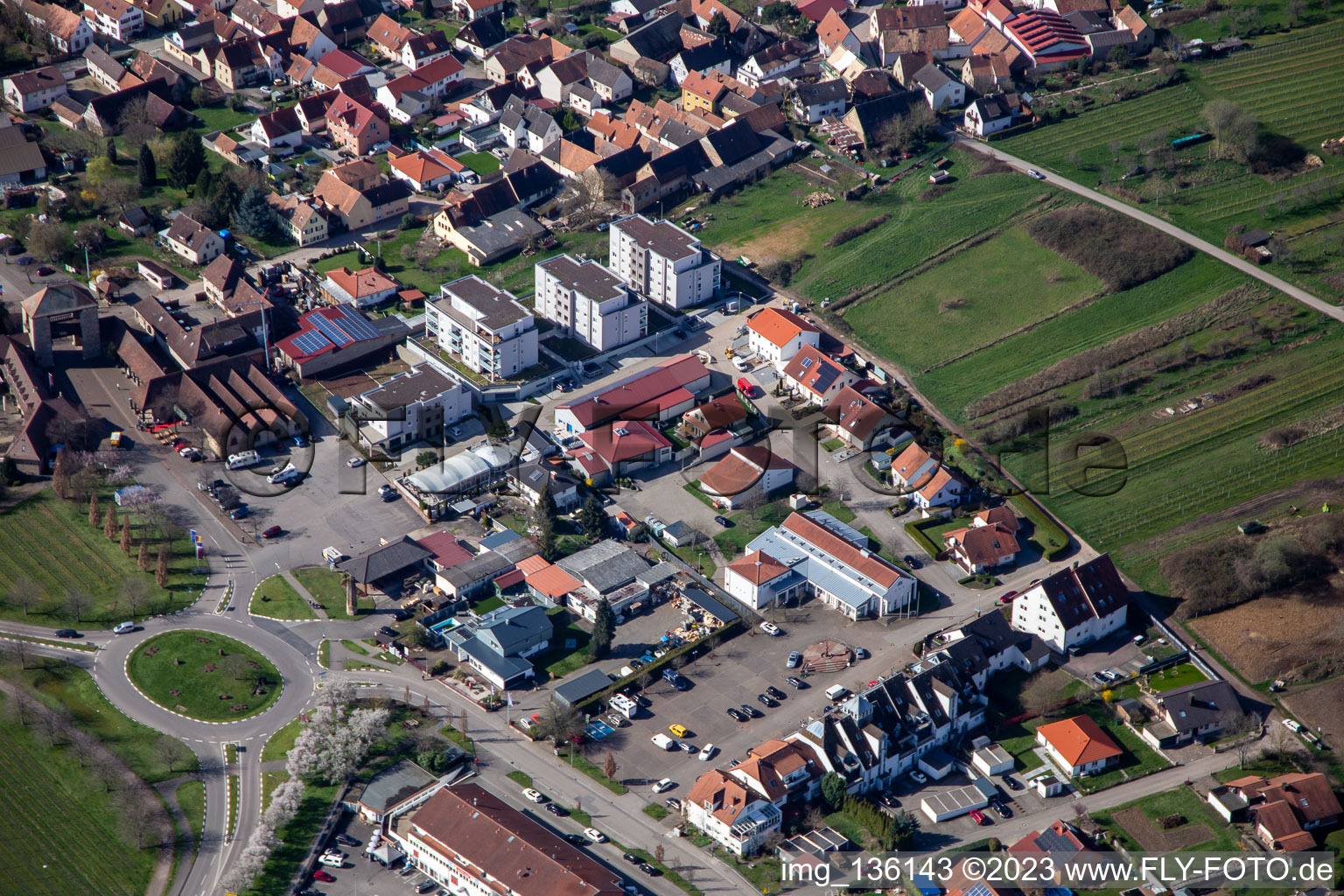 Luftbild von Neue Mehrfamilienhäuser an der Sylvanerstr im Ortsteil Schweigen in Schweigen-Rechtenbach im Bundesland Rheinland-Pfalz, Deutschland