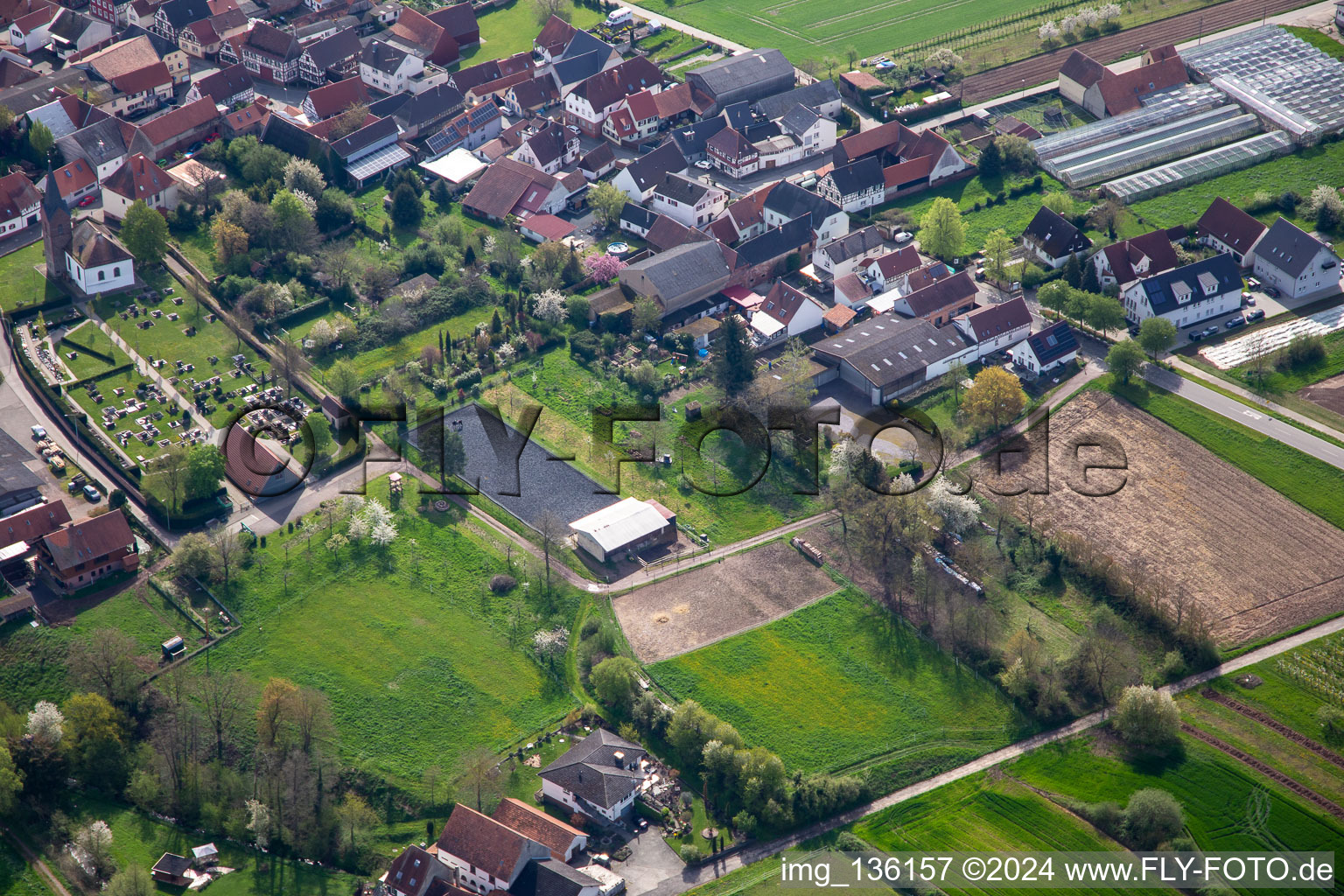 Luftbild von Reitanlage am Friedhof in Winden im Bundesland Rheinland-Pfalz, Deutschland