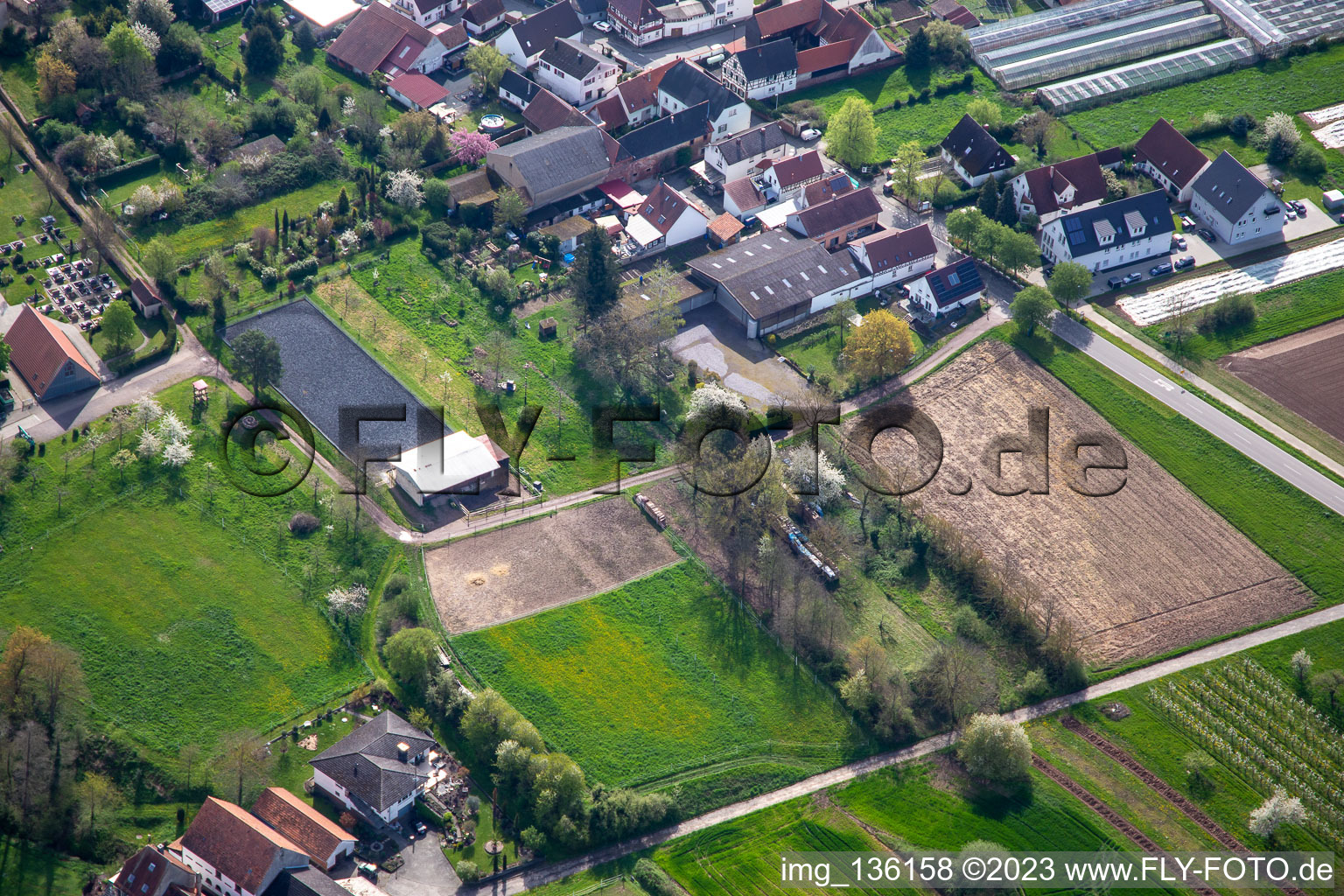 Luftaufnahme von Reitanlage am Friedhof in Winden im Bundesland Rheinland-Pfalz, Deutschland