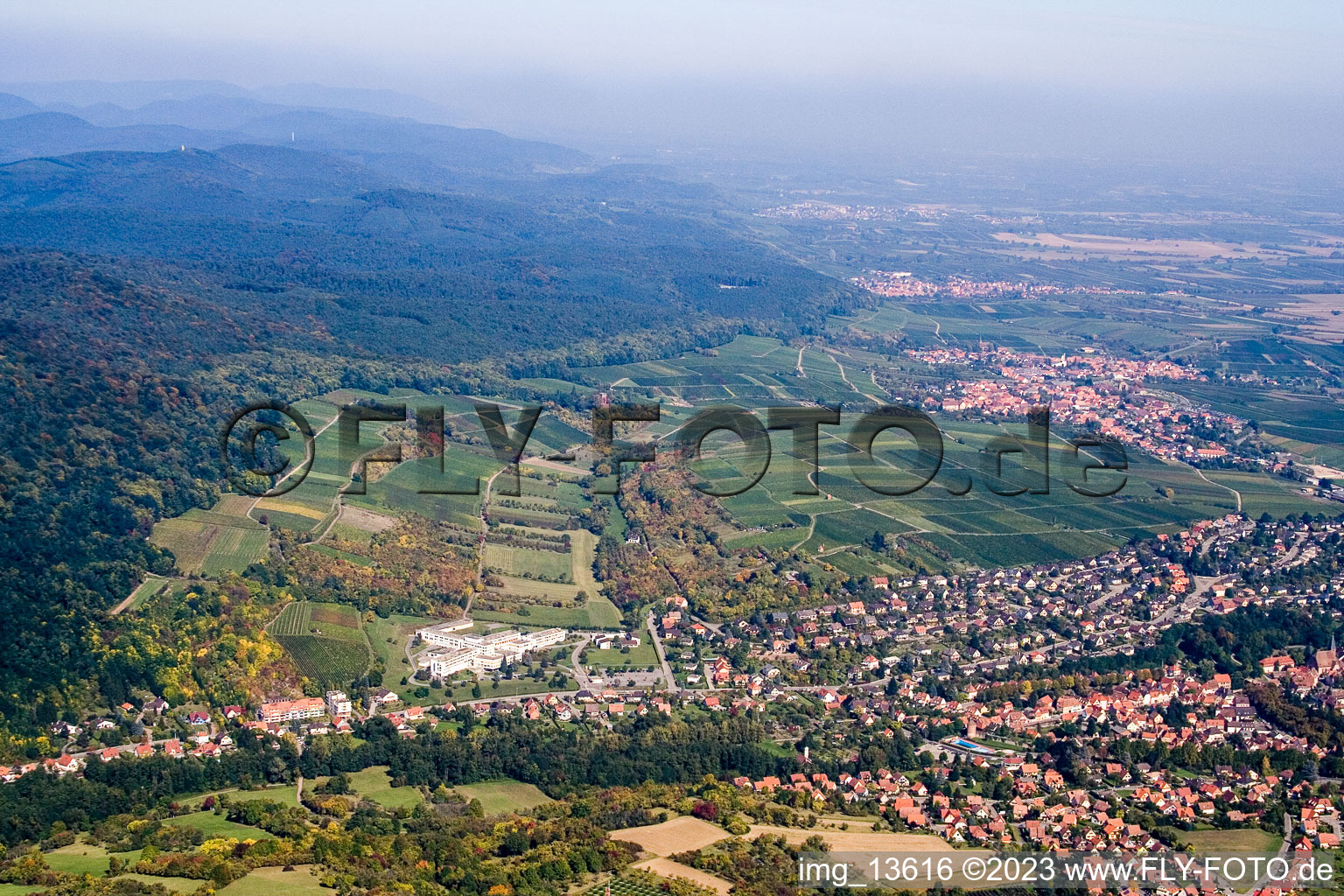 Schrägluftbild von Wissembourg, Sonnenberg nach Schweigen im Bundesland Bas-Rhin, Frankreich