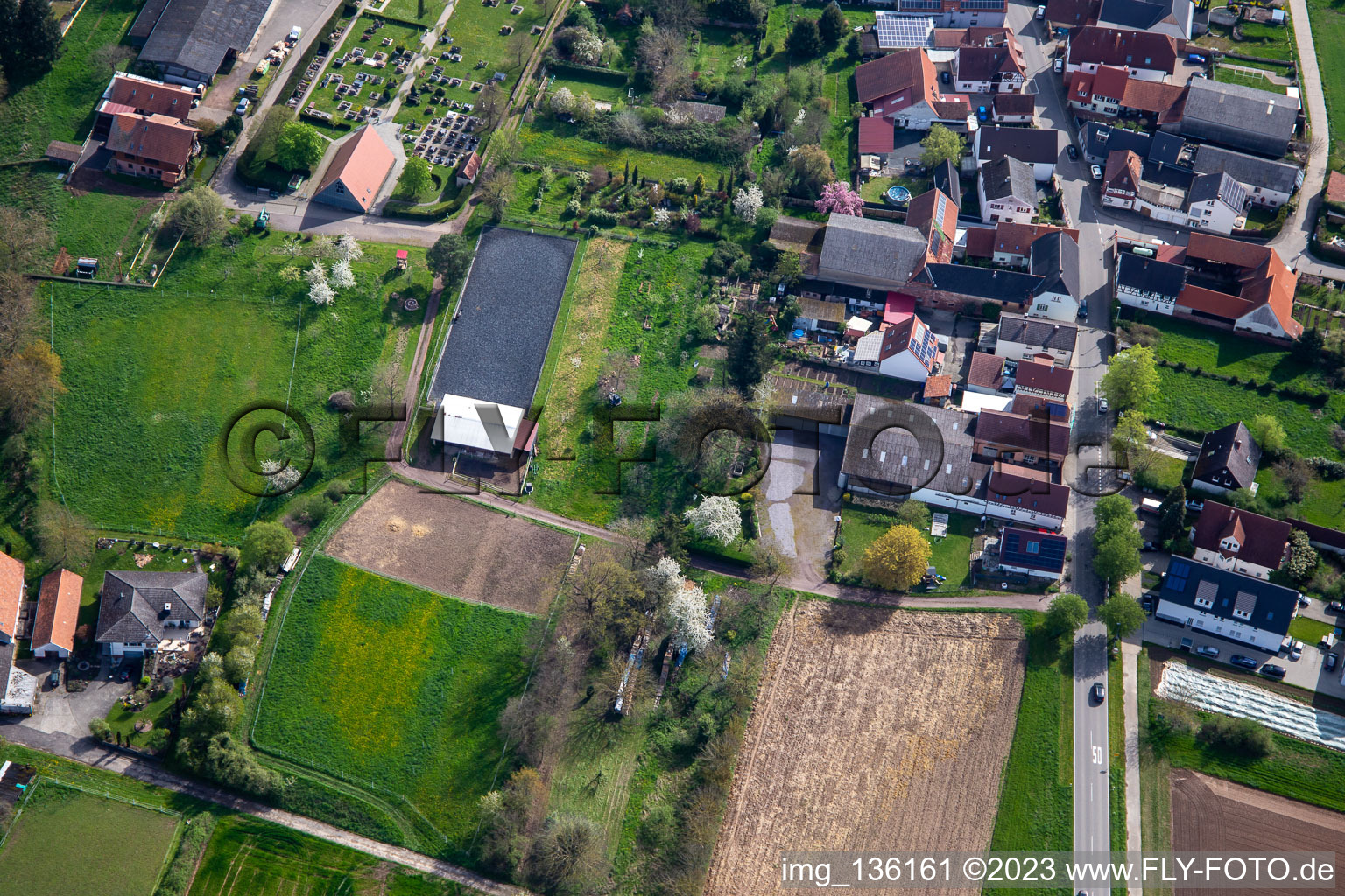 Reitanlage am Friedhof in Winden im Bundesland Rheinland-Pfalz, Deutschland aus der Luft
