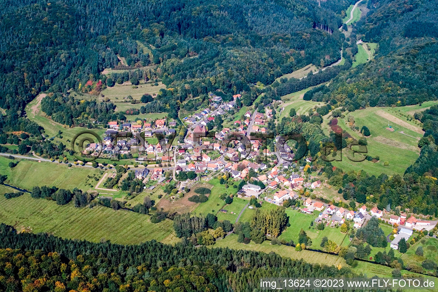 Schrägluftbild von Niederschlettenbach im Bundesland Rheinland-Pfalz, Deutschland