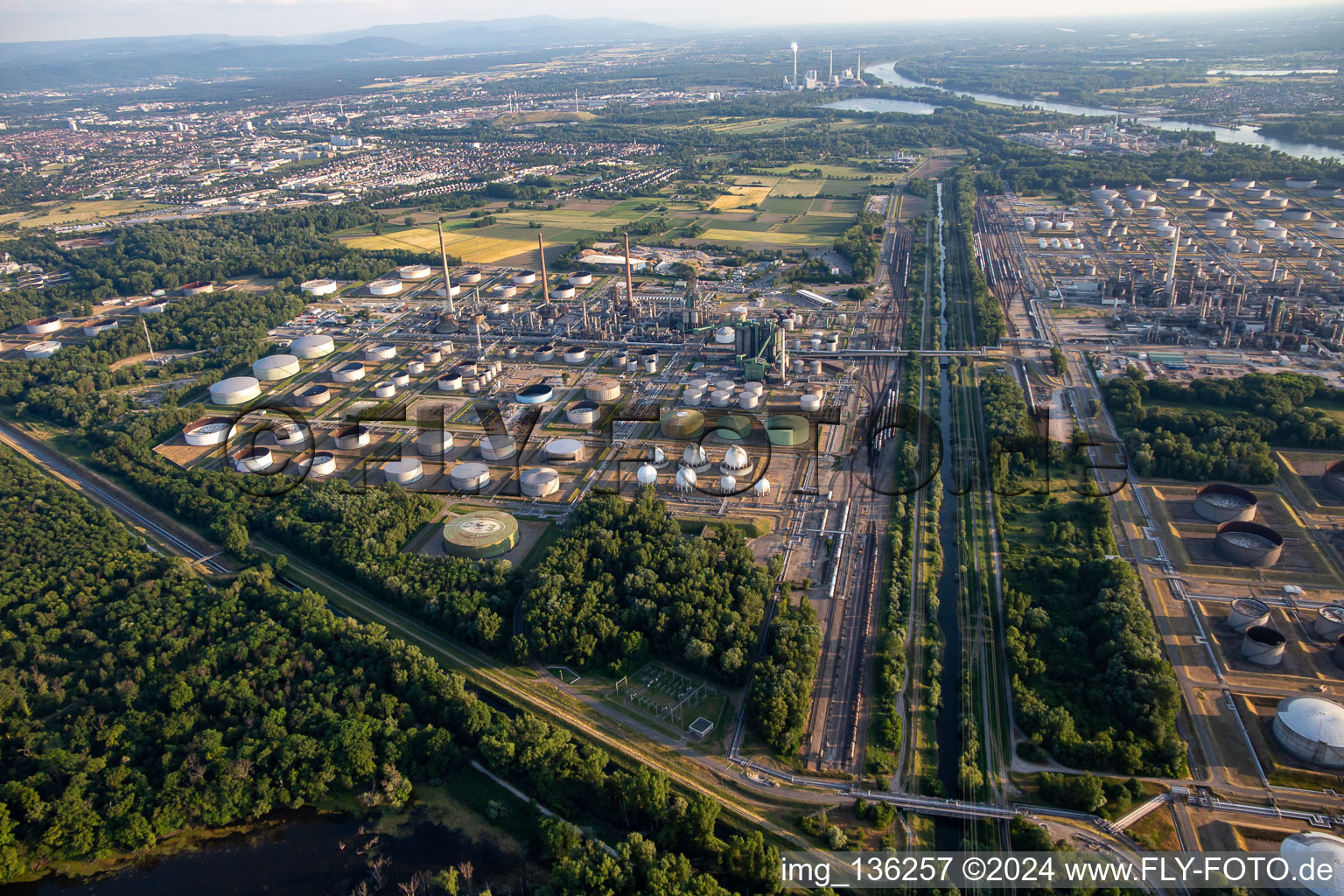 Luftbild von Güterbahnlinie in der MIRO im Ortsteil Knielingen in Karlsruhe im Bundesland Baden-Württemberg, Deutschland