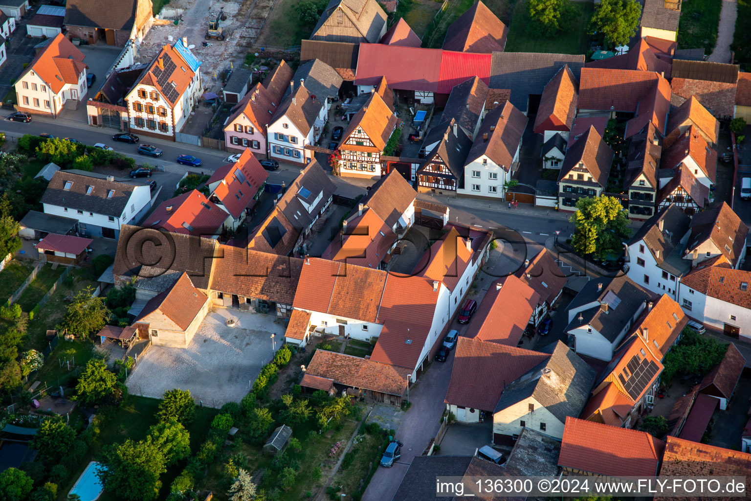 Luftaufnahme von Gnägyhof an der Hauptstr in Winden im Bundesland Rheinland-Pfalz, Deutschland