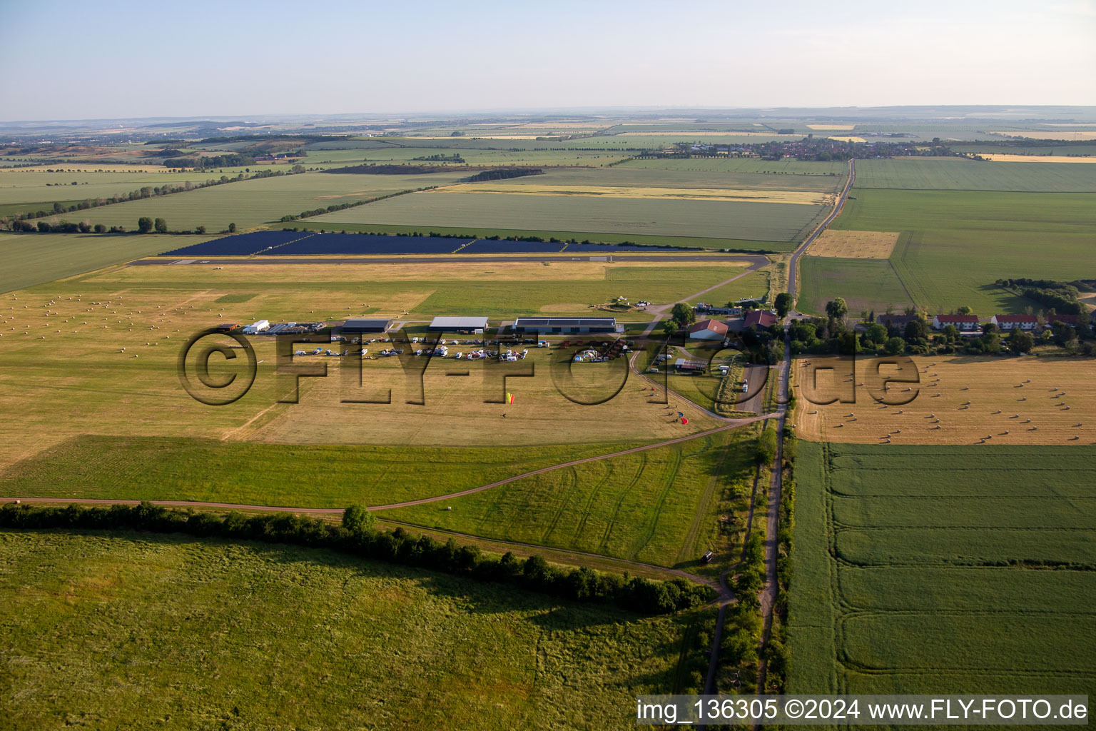 Flugplatz Ballenstedt im Ortsteil Asmusstedt im Bundesland Sachsen-Anhalt, Deutschland