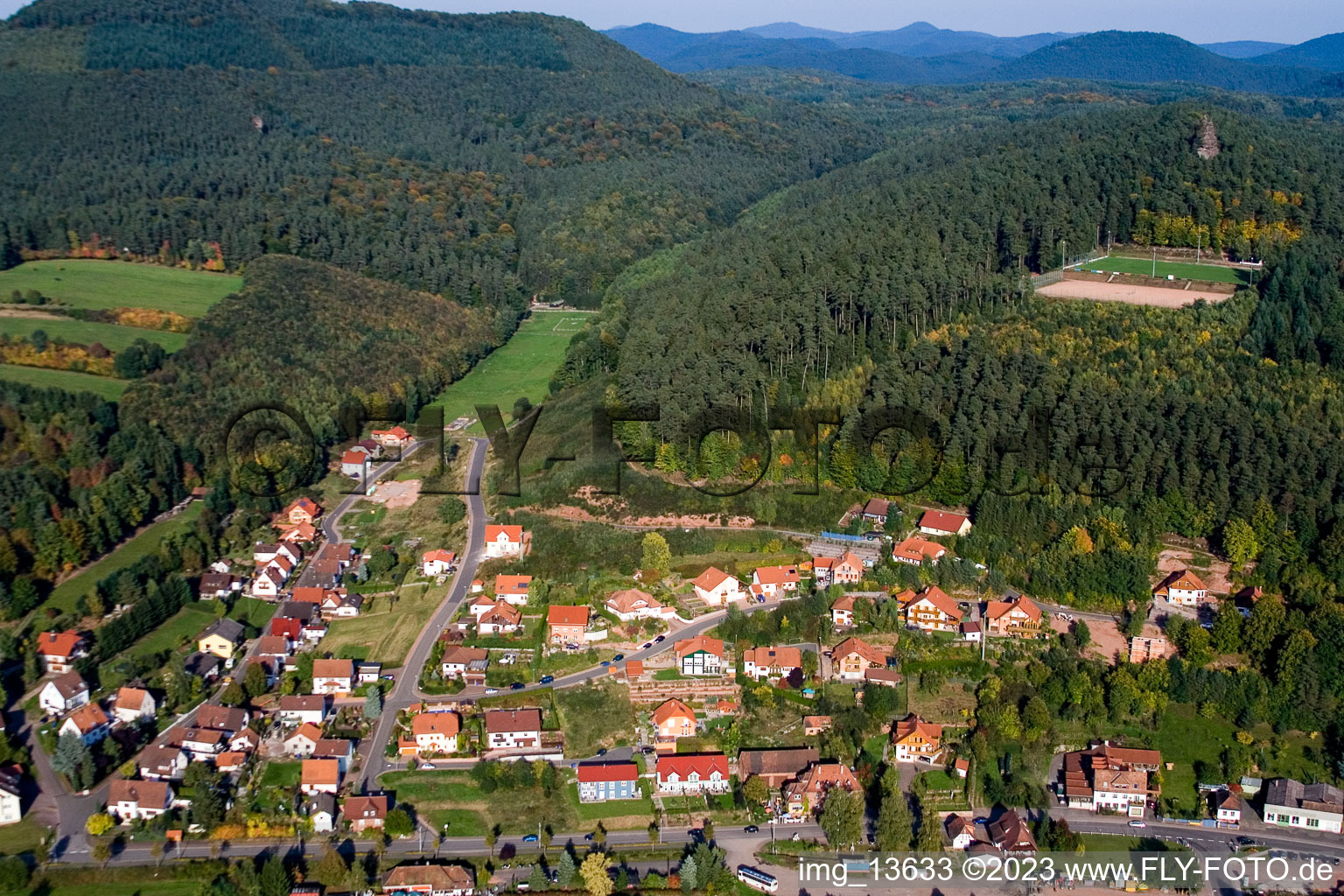 Bundenthal im Bundesland Rheinland-Pfalz, Deutschland von der Drohne aus gesehen