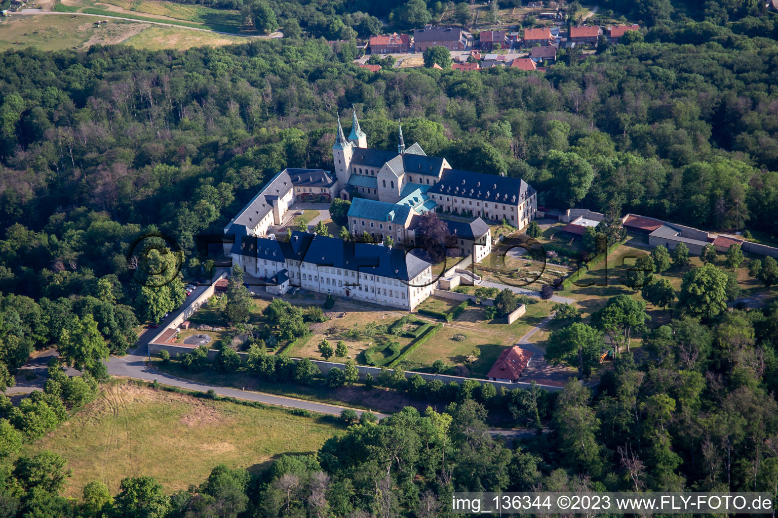 Luftaufnahme von Kloster Huysburg im Ortsteil Röderhof im Bundesland Sachsen-Anhalt, Deutschland