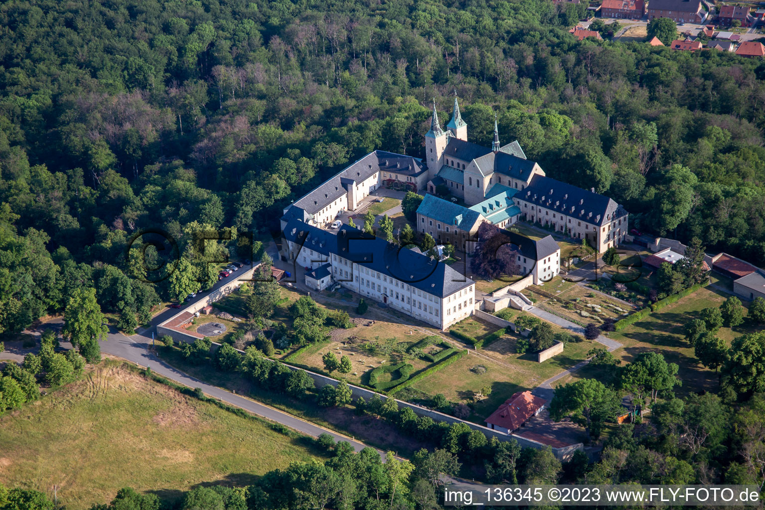 Schrägluftbild von Kloster Huysburg im Ortsteil Röderhof im Bundesland Sachsen-Anhalt, Deutschland