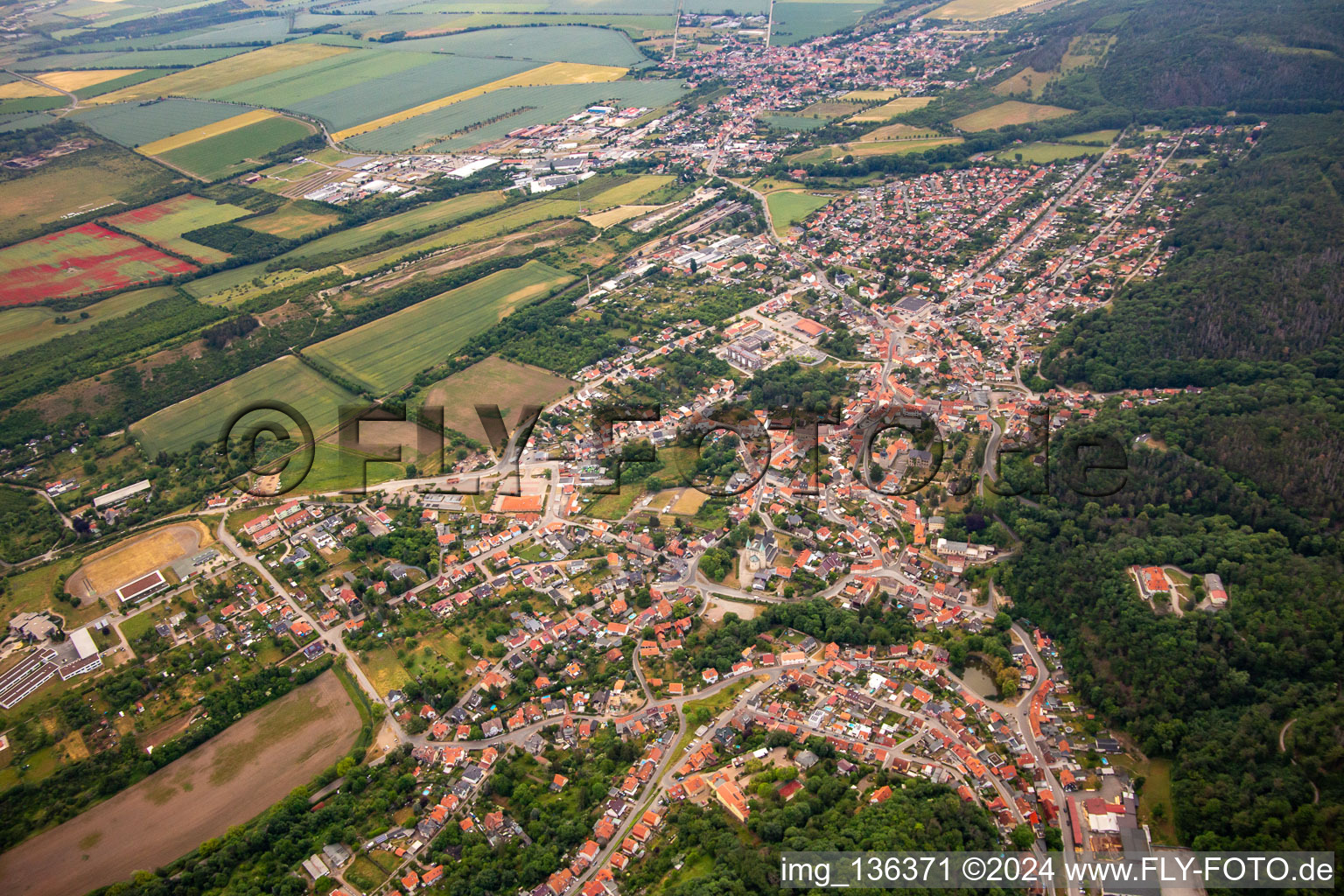 Von Südwesten im Ortsteil Gernrode in Quedlinburg im Bundesland Sachsen-Anhalt, Deutschland