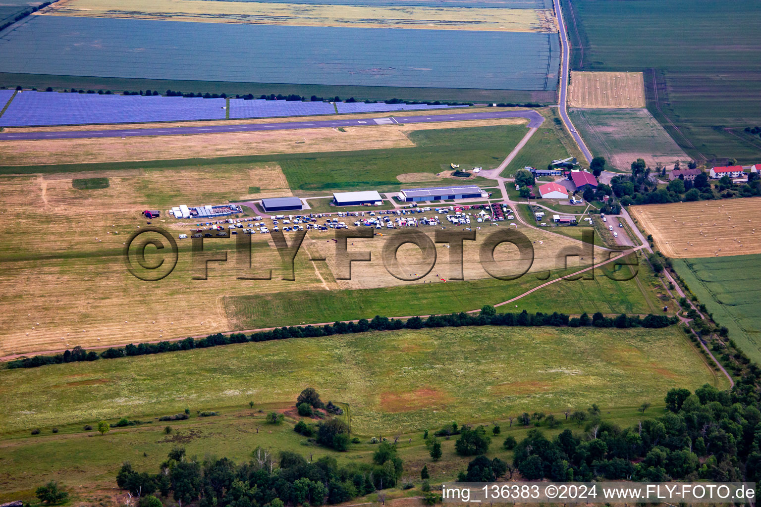 Luftbild von Motorschirme am Flugplatz Ballenstedt im Ortsteil Asmusstedt im Bundesland Sachsen-Anhalt, Deutschland