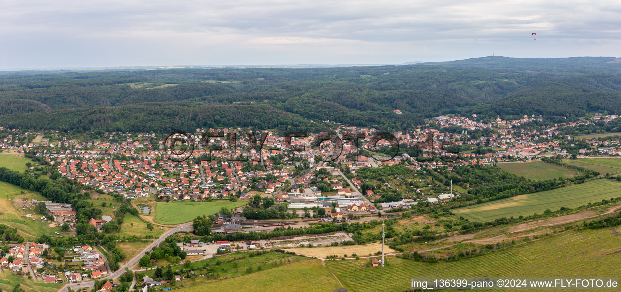 Panorama von Norden im Ortsteil Gernrode in Quedlinburg im Bundesland Sachsen-Anhalt, Deutschland