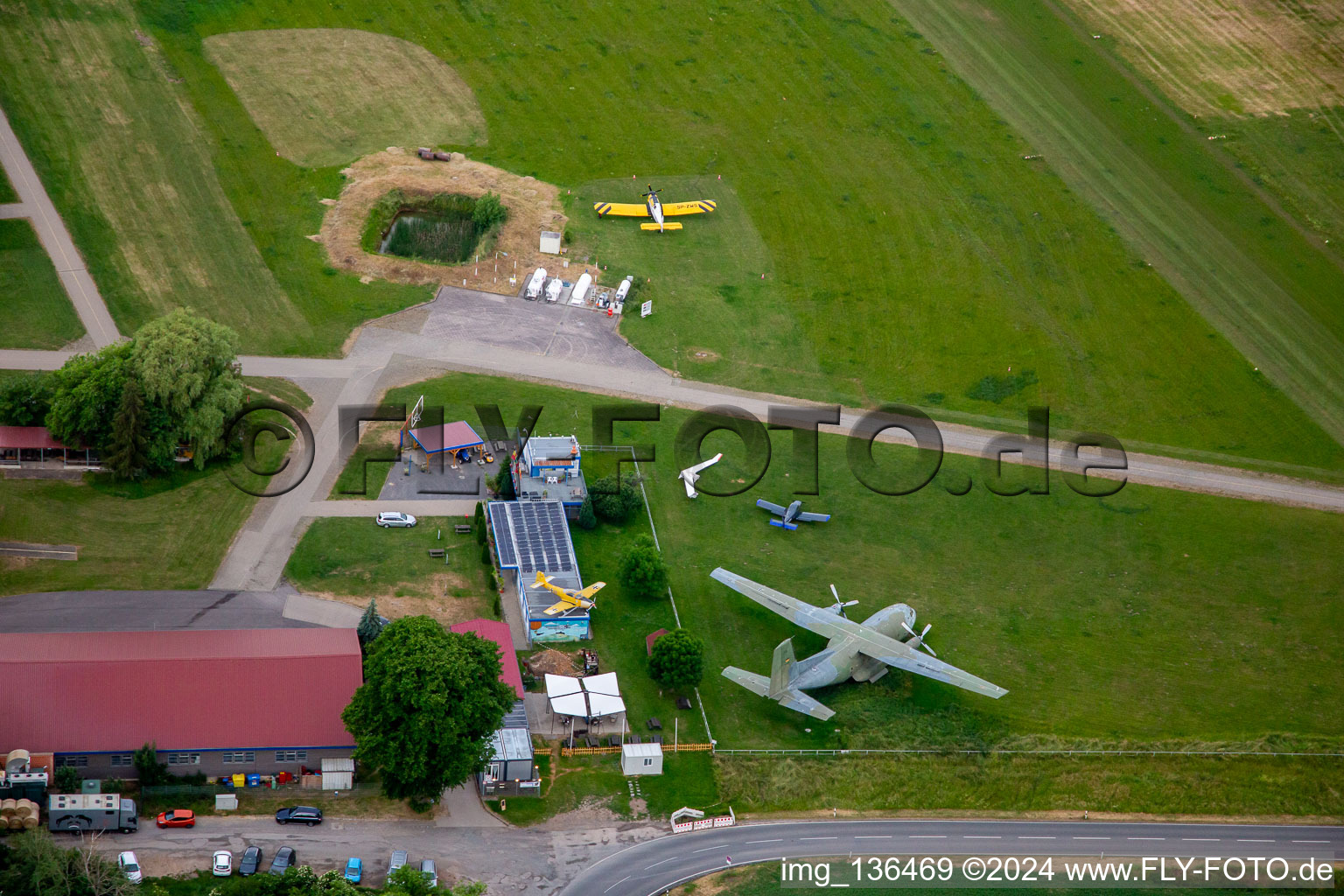 Historische Flugzeuge am Flugplatz Ballenstedt im Ortsteil Asmusstedt im Bundesland Sachsen-Anhalt, Deutschland