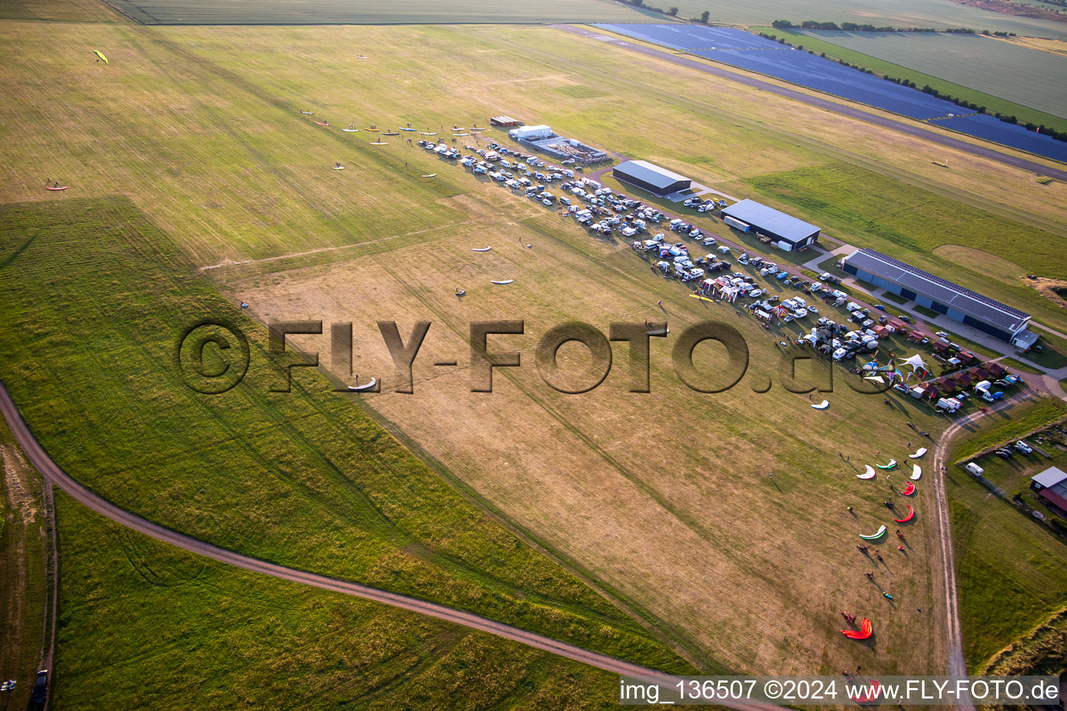 Luftaufnahme von Motorschirme am Flugplatz Ballenstedt im Ortsteil Asmusstedt im Bundesland Sachsen-Anhalt, Deutschland