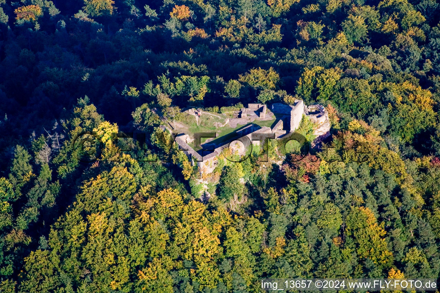 Luftaufnahme von Ruine und Mauerreste der ehemaligen Burganlage Lindelbrunn in Vorderweidenthal im Bundesland Rheinland-Pfalz, Deutschland