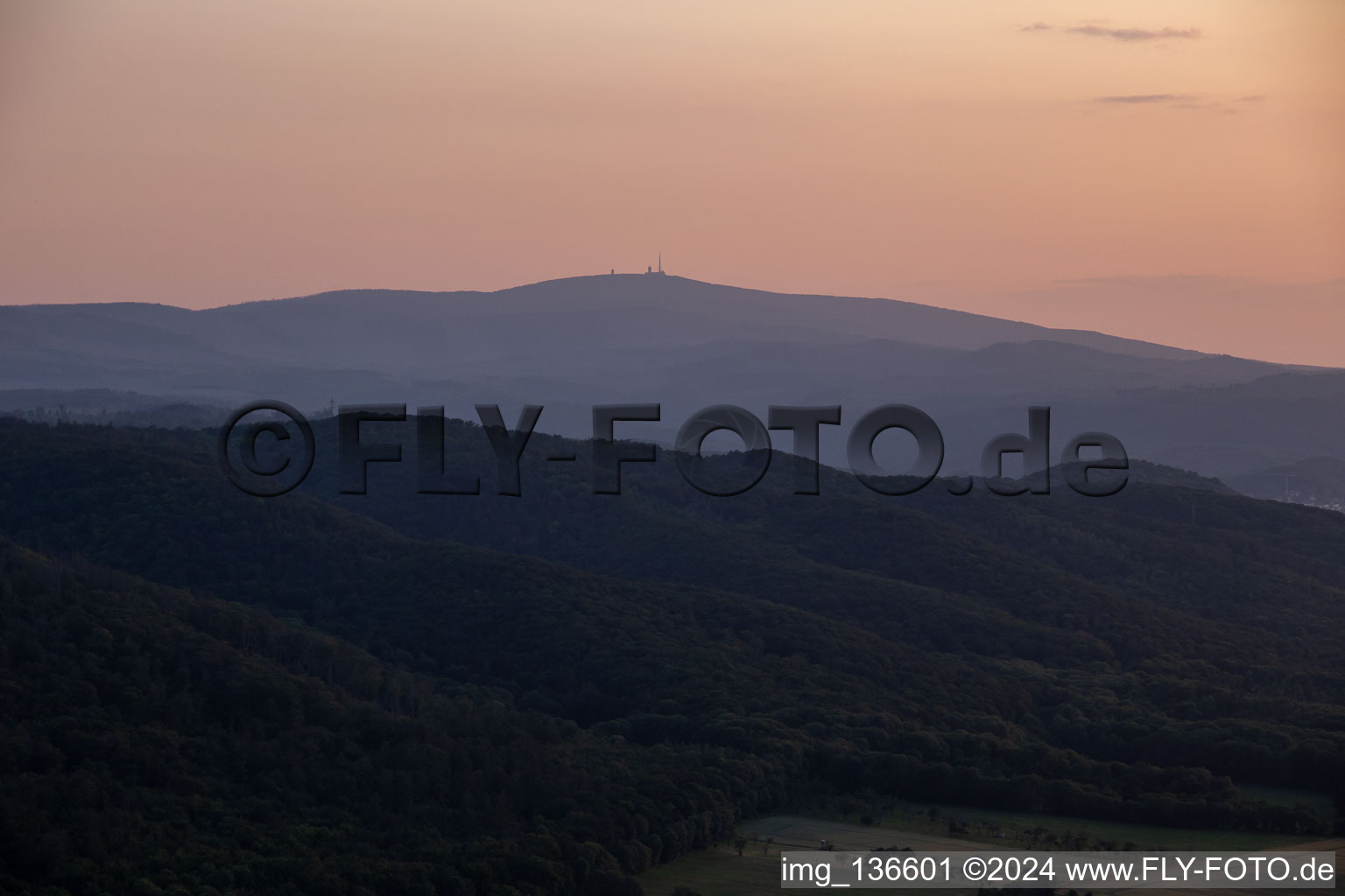 Brocken im Abendlicht im Ortsteil Schierke in Wernigerode im Bundesland Sachsen-Anhalt, Deutschland