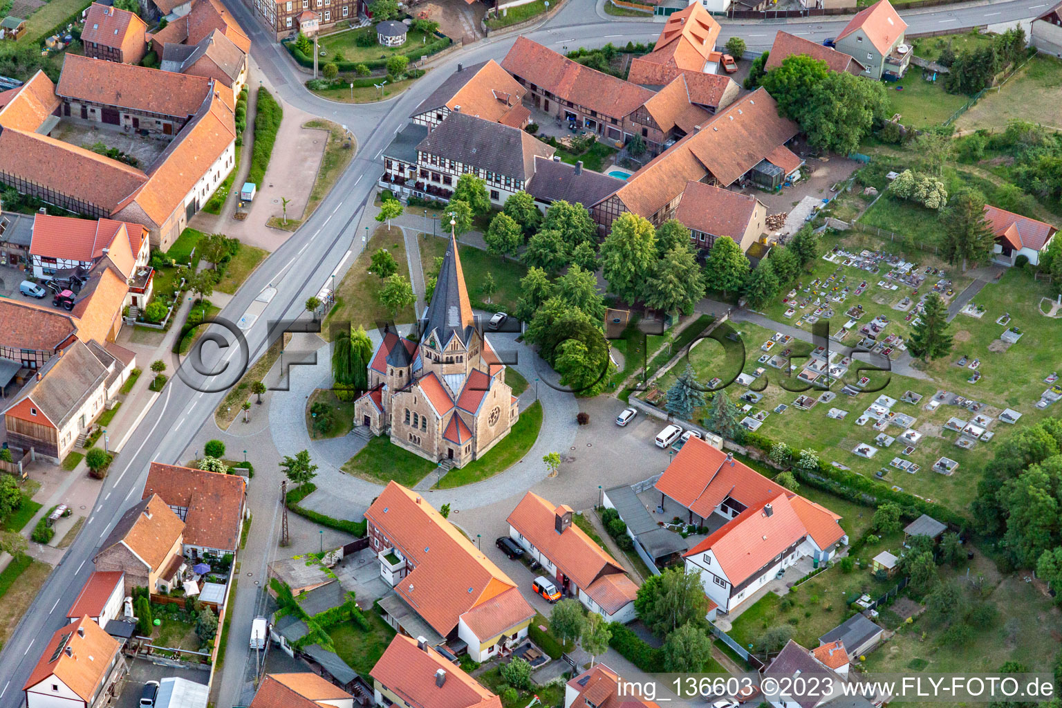 Luftbild von Erlöserkirche im Ortsteil Benzingerode in Wernigerode im Bundesland Sachsen-Anhalt, Deutschland