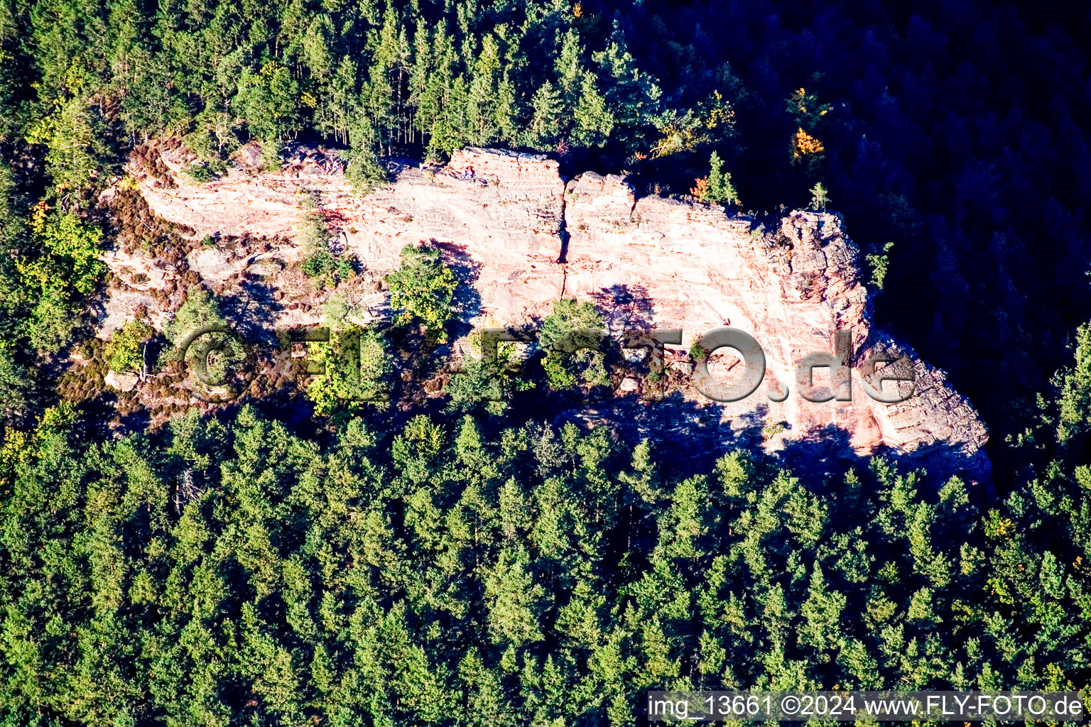 Schrägluftbild von Ruine und Mauerreste der ehemaligen Burganlage Lindelbrunn in Vorderweidenthal im Bundesland Rheinland-Pfalz, Deutschland