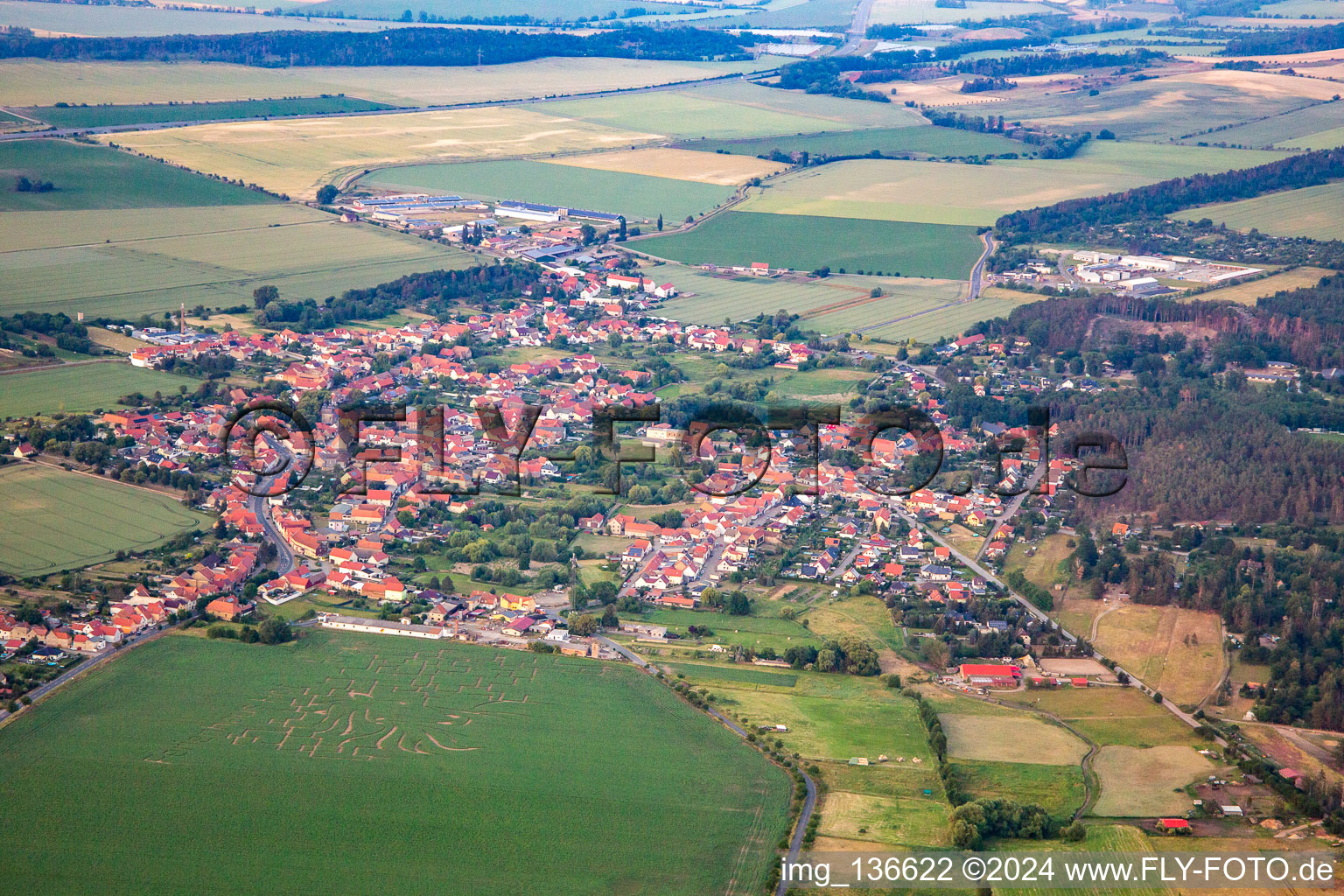 Von Westen im Ortsteil Westerhausen in Thale im Bundesland Sachsen-Anhalt, Deutschland