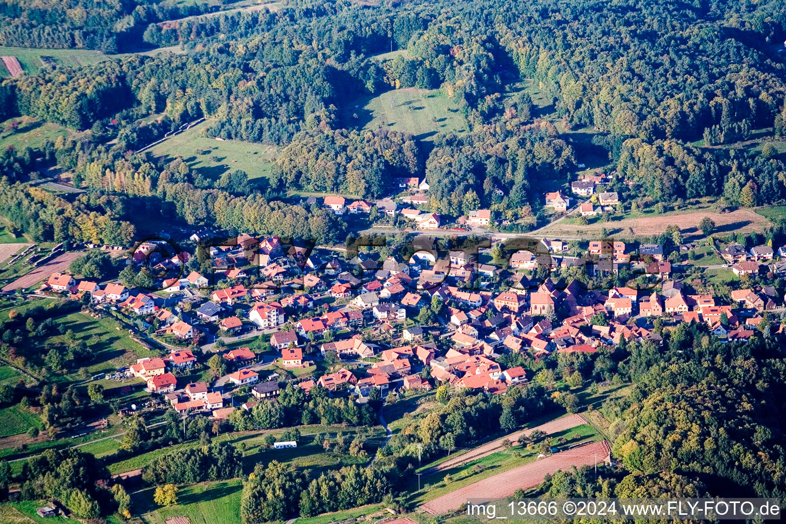 Drohnenbild von Ortsteil Gossersweiler in Gossersweiler-Stein im Bundesland Rheinland-Pfalz, Deutschland