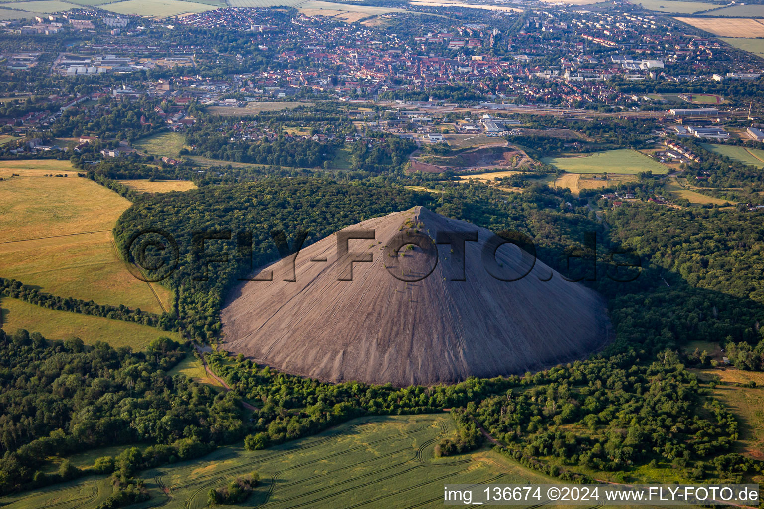 Schrägluftbild von Halde "Hohe Linde" in Sangerhausen im Bundesland Sachsen-Anhalt, Deutschland