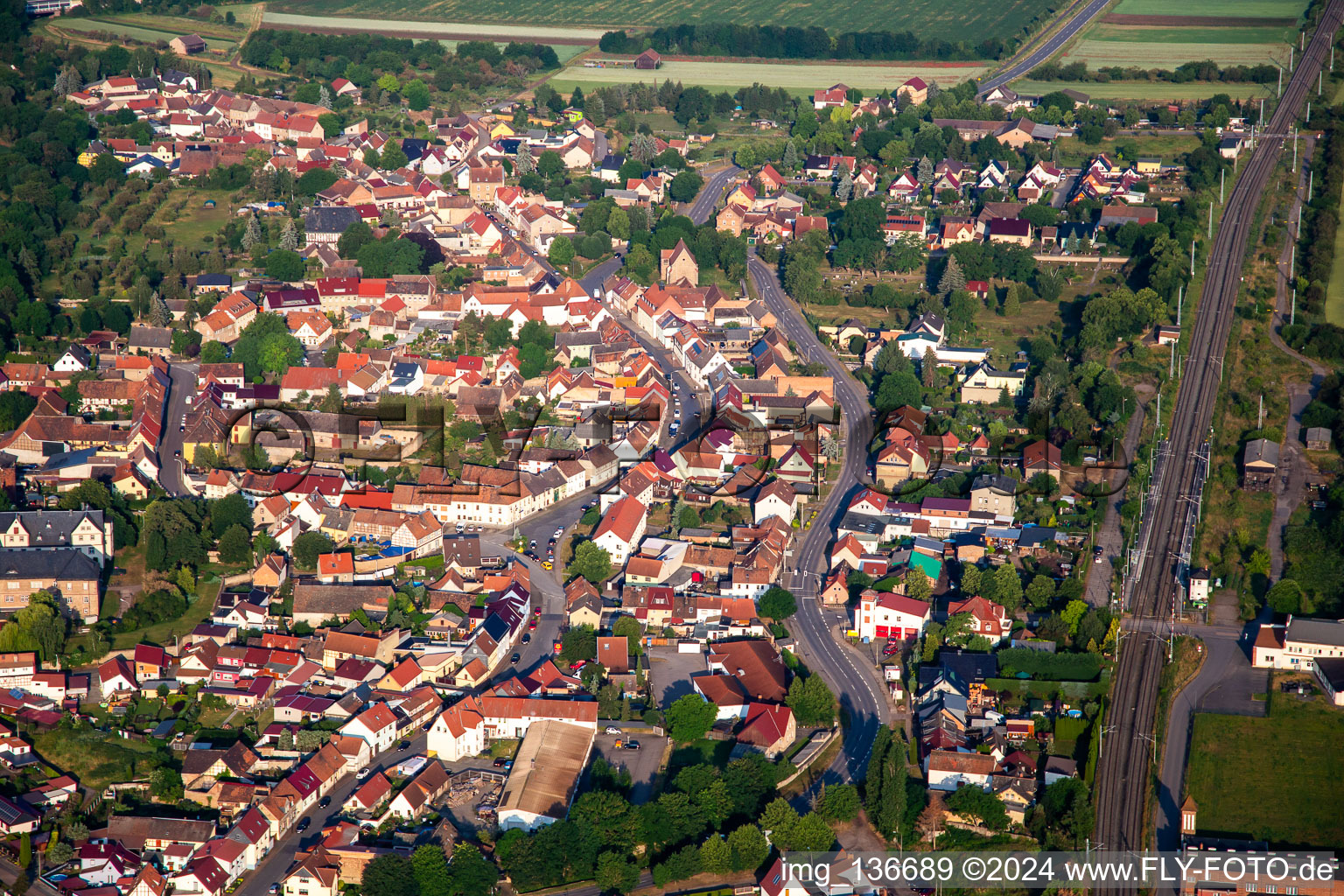 Hauptstraße PostStr Bahnlinie in Wallhausen im Bundesland Sachsen-Anhalt, Deutschland