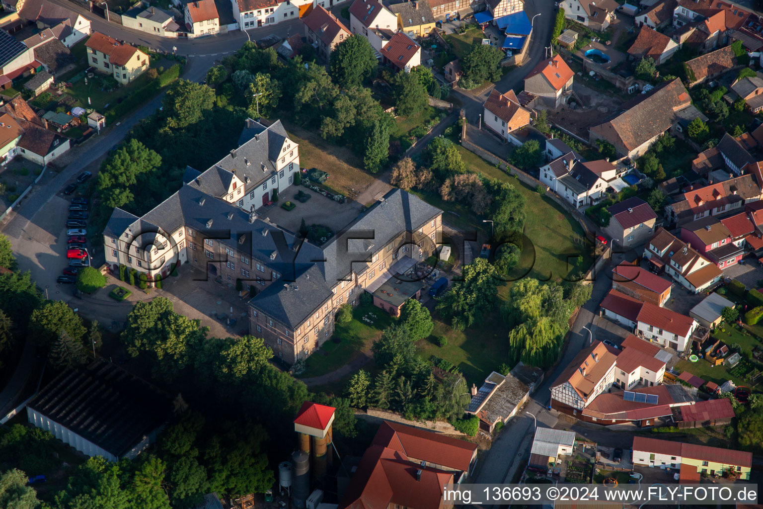 Luftbild von Schloss Wallhausen im Bundesland Sachsen-Anhalt, Deutschland