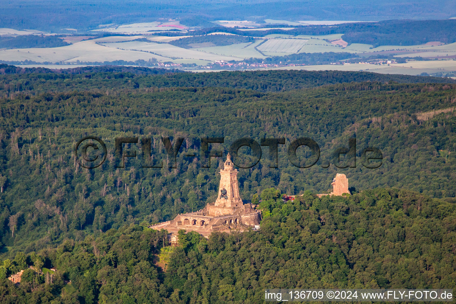 Luftbild von Kyffhäuser-Denkmal im Ortsteil Steinthaleben in Kyffhäuserland im Bundesland Thüringen, Deutschland