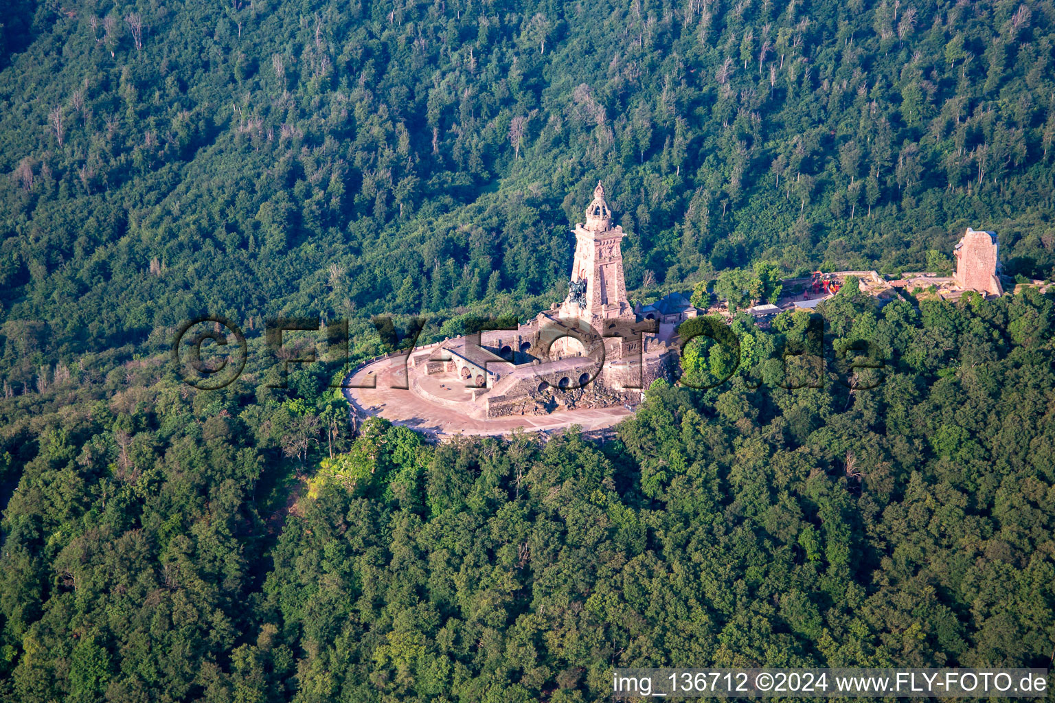 Luftaufnahme von Kyffhäuser-Denkmal im Ortsteil Steinthaleben in Kyffhäuserland im Bundesland Thüringen, Deutschland