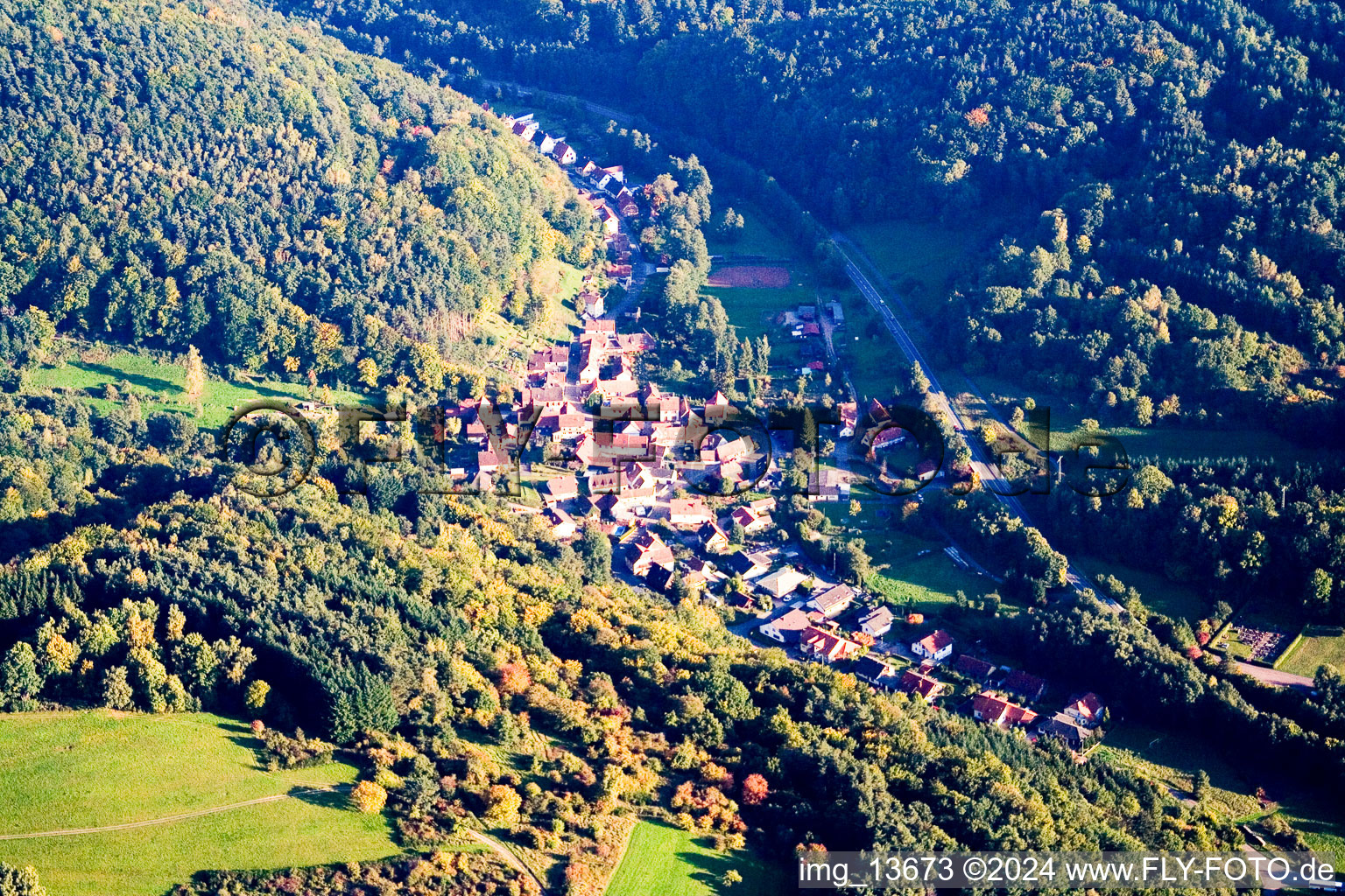 Dorf - Ansicht am Rande von landwirtschaftlichen Feldern und Nutzflächen in Münchweiler am Klingbach im Bundesland Rheinland-Pfalz, Deutschland