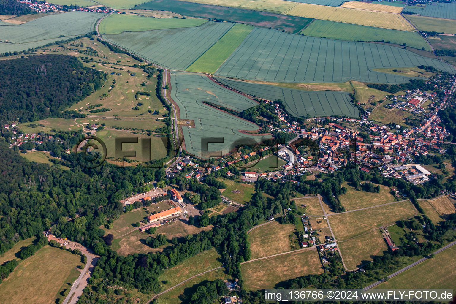 Schrägluftbild von Ortsteil Meisdorf in Falkenstein im Bundesland Sachsen-Anhalt, Deutschland