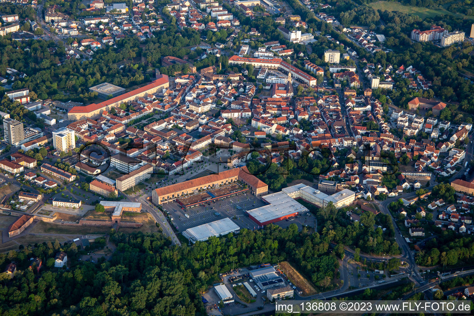 Luftbild von FMZ Stadtkaserne in Germersheim im Bundesland Rheinland-Pfalz, Deutschland