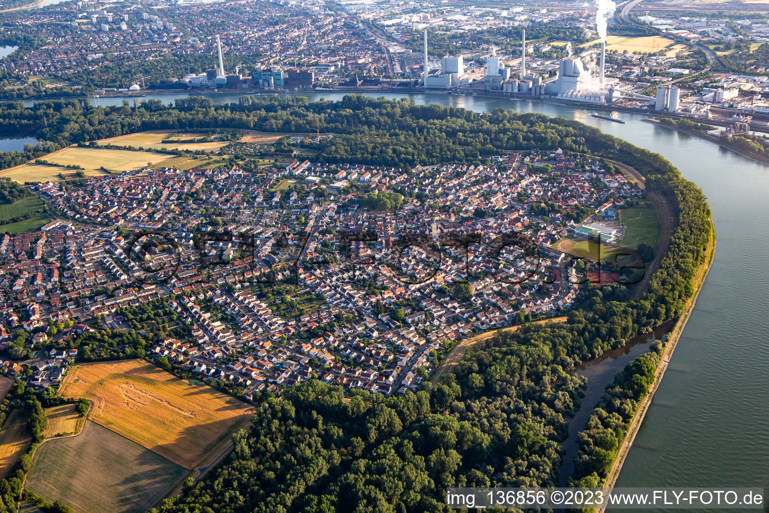 Luftbild von Altrip vor der Kulisse des GKM im Bundesland Rheinland-Pfalz, Deutschland