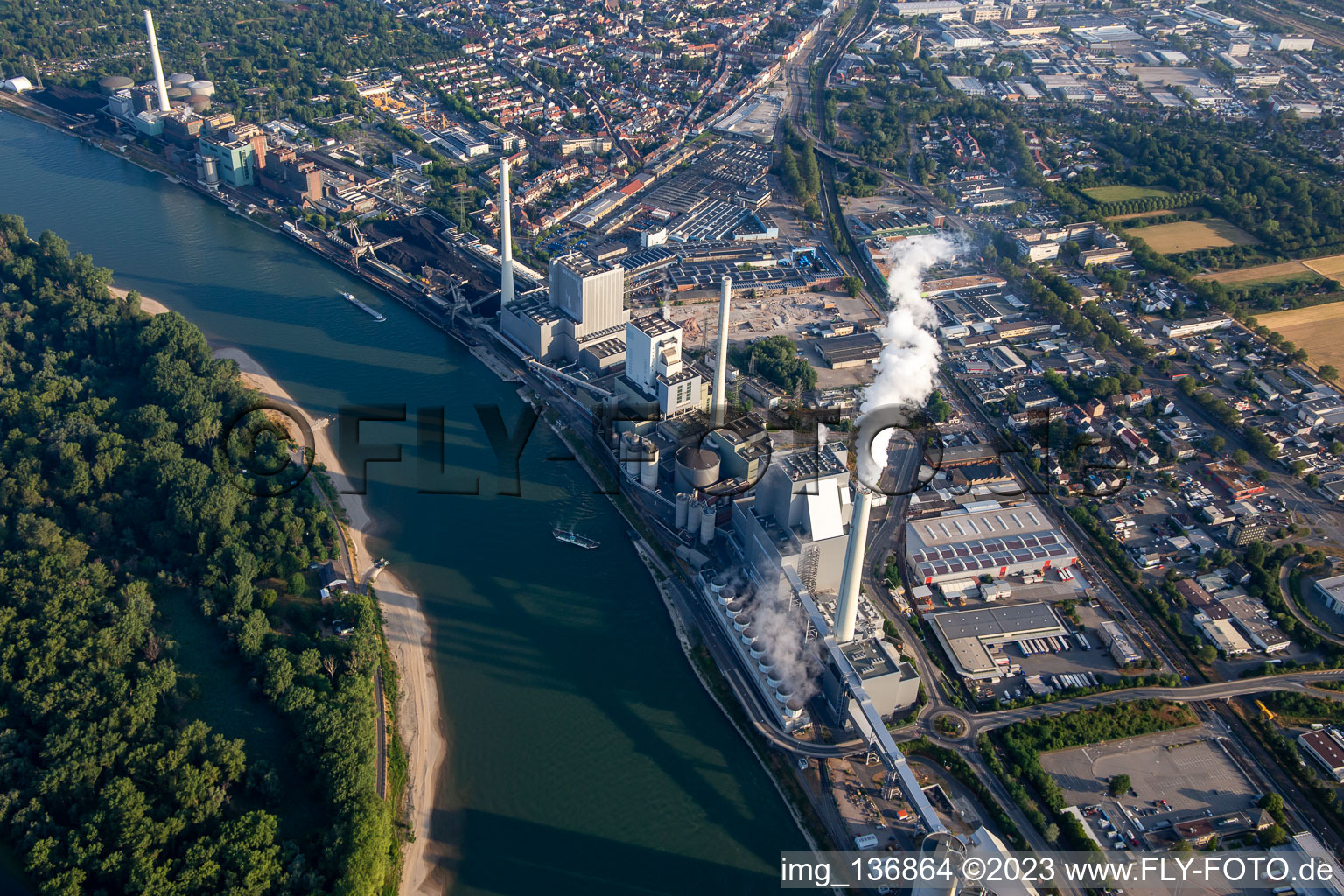 Luftaufnahme von Großkraftwerk Mannheim GKM von Süden im Ortsteil Neckarau im Bundesland Baden-Württemberg, Deutschland