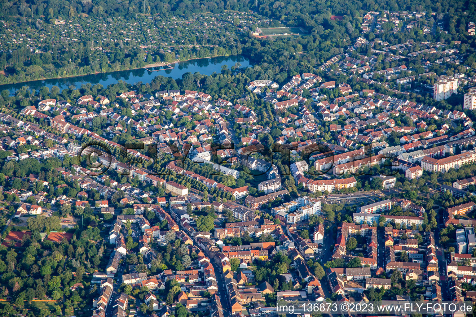 Von Südosten im Ortsteil Niederfeld in Mannheim im Bundesland Baden-Württemberg, Deutschland