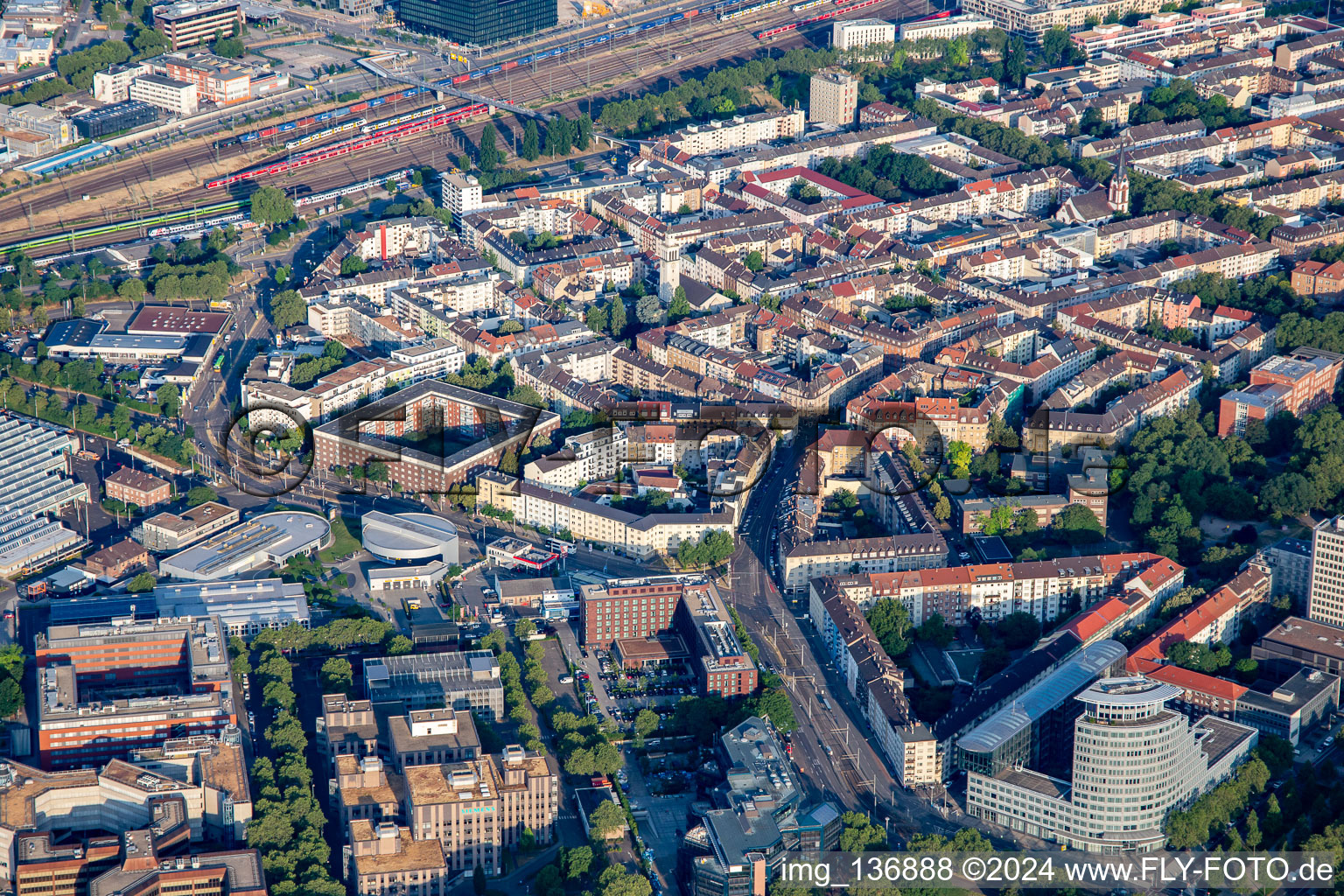 Seckenheimer Straße und B37 im Ortsteil Oststadt in Mannheim im Bundesland Baden-Württemberg, Deutschland