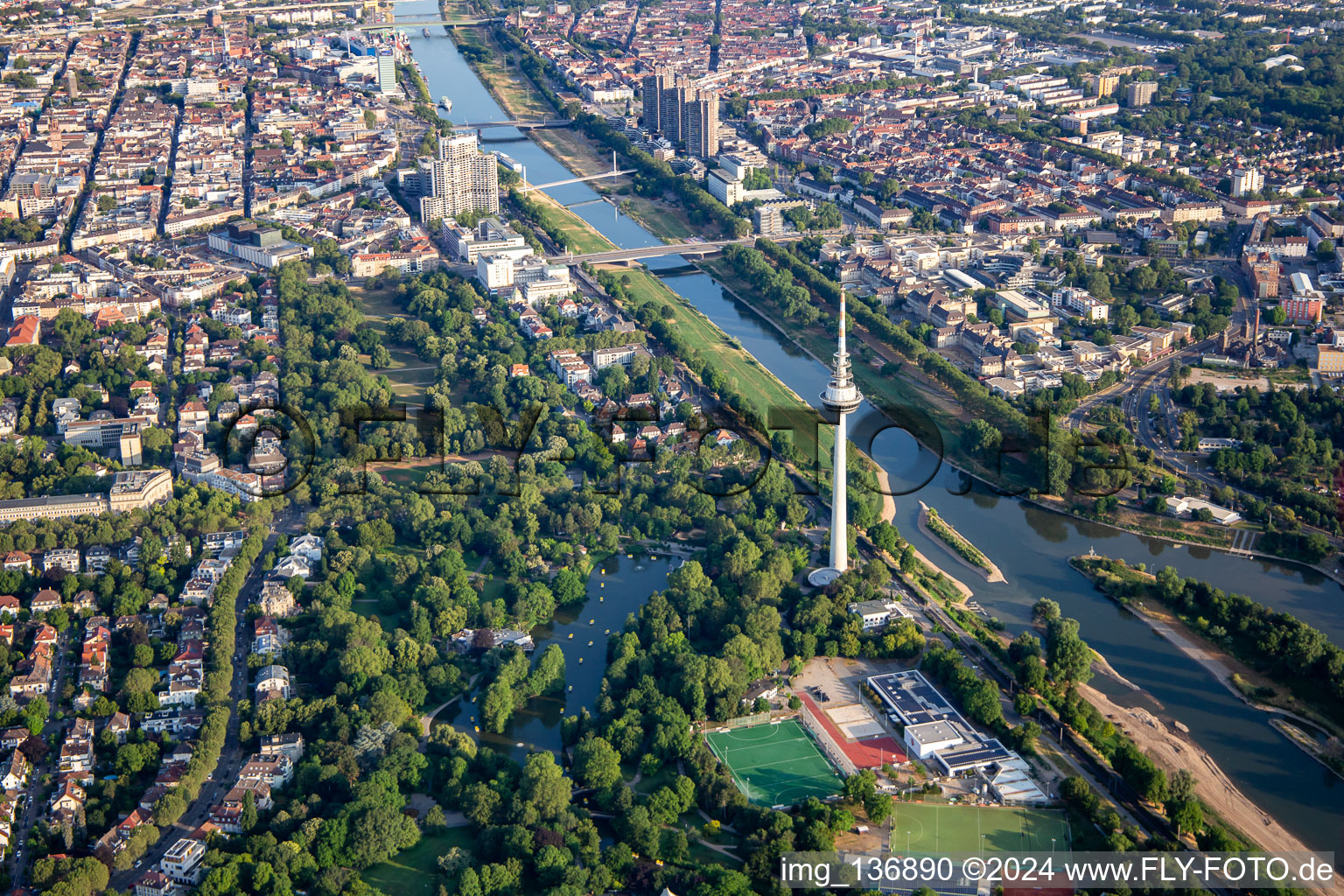 Fernmeldeturm und Kutzerweiher im Luisenpark am Neckarufer im Ortsteil Oststadt in Mannheim im Bundesland Baden-Württemberg, Deutschland