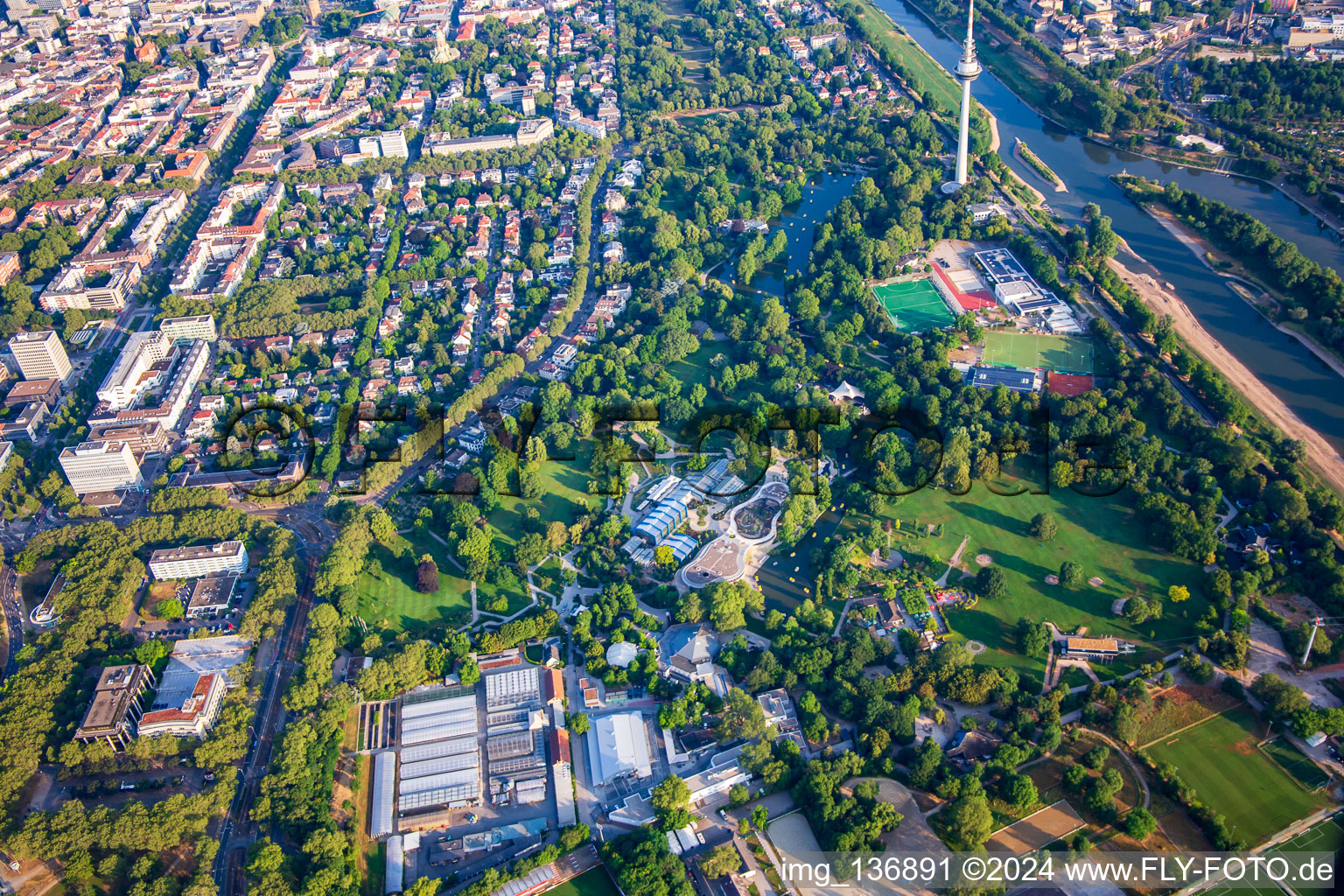 Luisenpark Mannheim Mit Gondolettas auf dem Kutzerweiher am Neckar, Teil Bundesgartenschau 2023 BUGA23 im Ortsteil Oststadt im Bundesland Baden-Württemberg, Deutschland