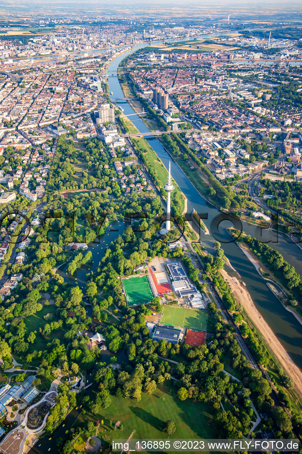Luftbild von Luisenpark Mannheim mit  Fernmeldeturm Mannheim am Neckar, Teil der Bundesgartenschau 2023 BUGA23 im Ortsteil Oststadt im Bundesland Baden-Württemberg, Deutschland