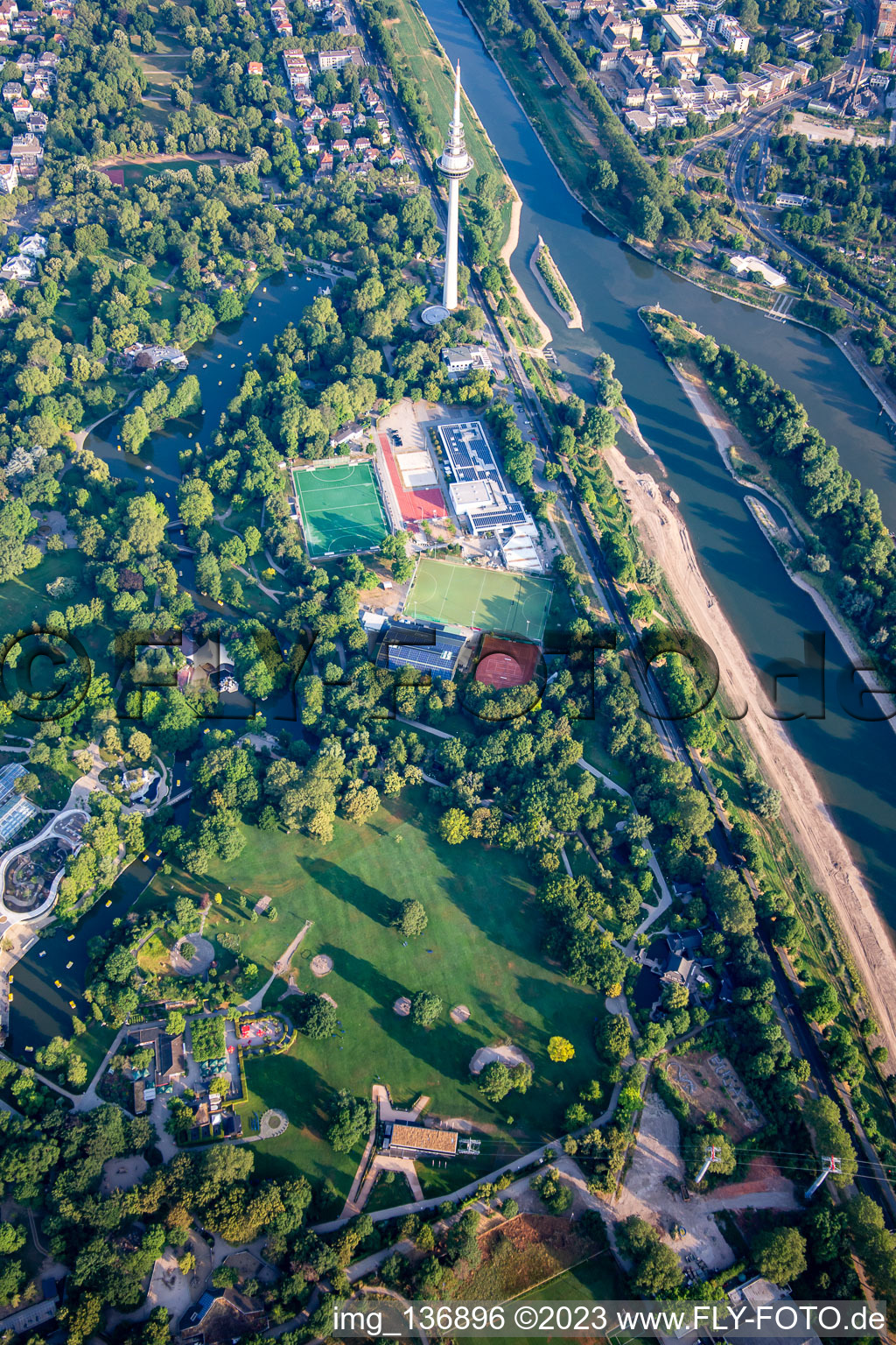 Luftaufnahme von Luisenpark Mannheim mit  Fernmeldeturm Mannheim am Neckar, Teil der Bundesgartenschau 2023 BUGA23 im Ortsteil Oststadt im Bundesland Baden-Württemberg, Deutschland