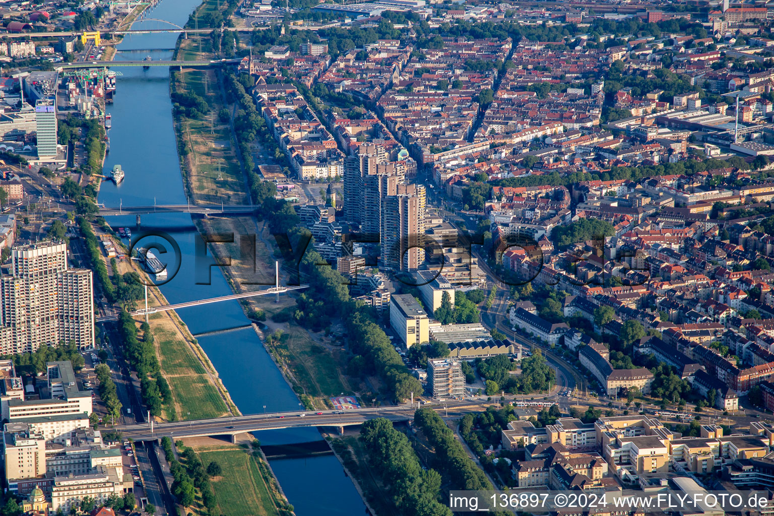 Neckarufer Nord mit Ebertbrücke, Collini-Steg und Kurpfalzbrücke im Ortsteil Neckarstadt-Ost in Mannheim im Bundesland Baden-Württemberg, Deutschland