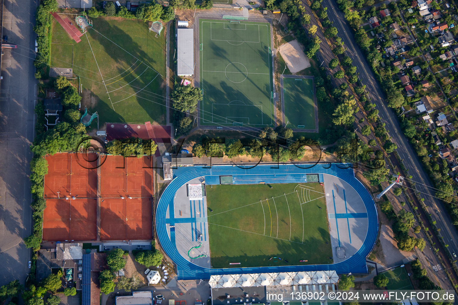 Olympiastützpunkt Leichtathletik mit Michael-Hoffmann-Stadion, PSV Mannheim eV - Sportplatz und Tennis Base Mannheim im Ortsteil Neckarstadt-Ost im Bundesland Baden-Württemberg, Deutschland