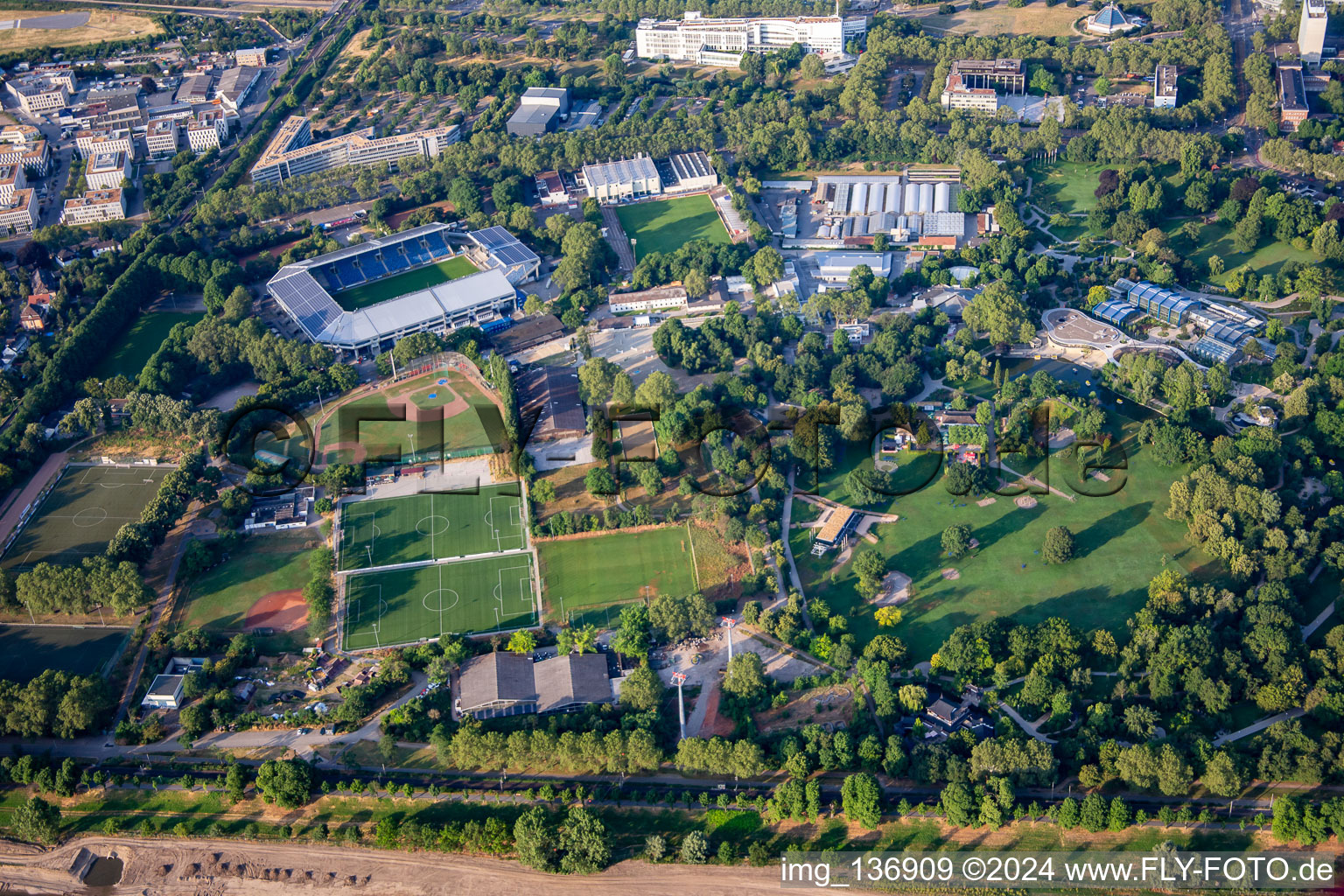 Carl-Benz-Stadion,  VfR Mannheim 1896 e.V. - Nachwuchszentrum - Rasen Trainingsplatz Ativ, am Luisenpark im Ortsteil Oststadt im Bundesland Baden-Württemberg, Deutschland